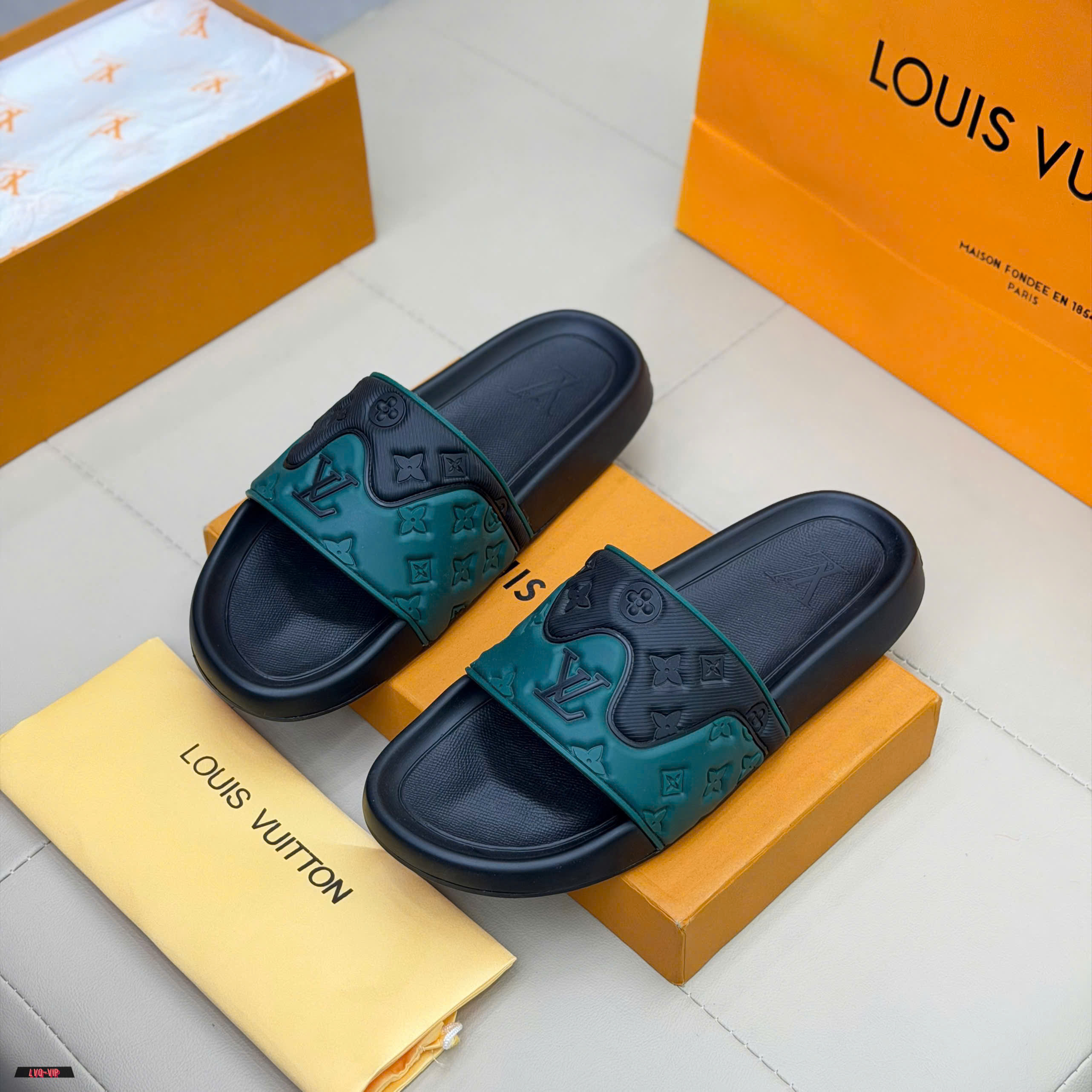 Dép lê slide quai ngang Louis Vuitton LV monogram Đen phối Xám Like Auth 38-43 LVQ