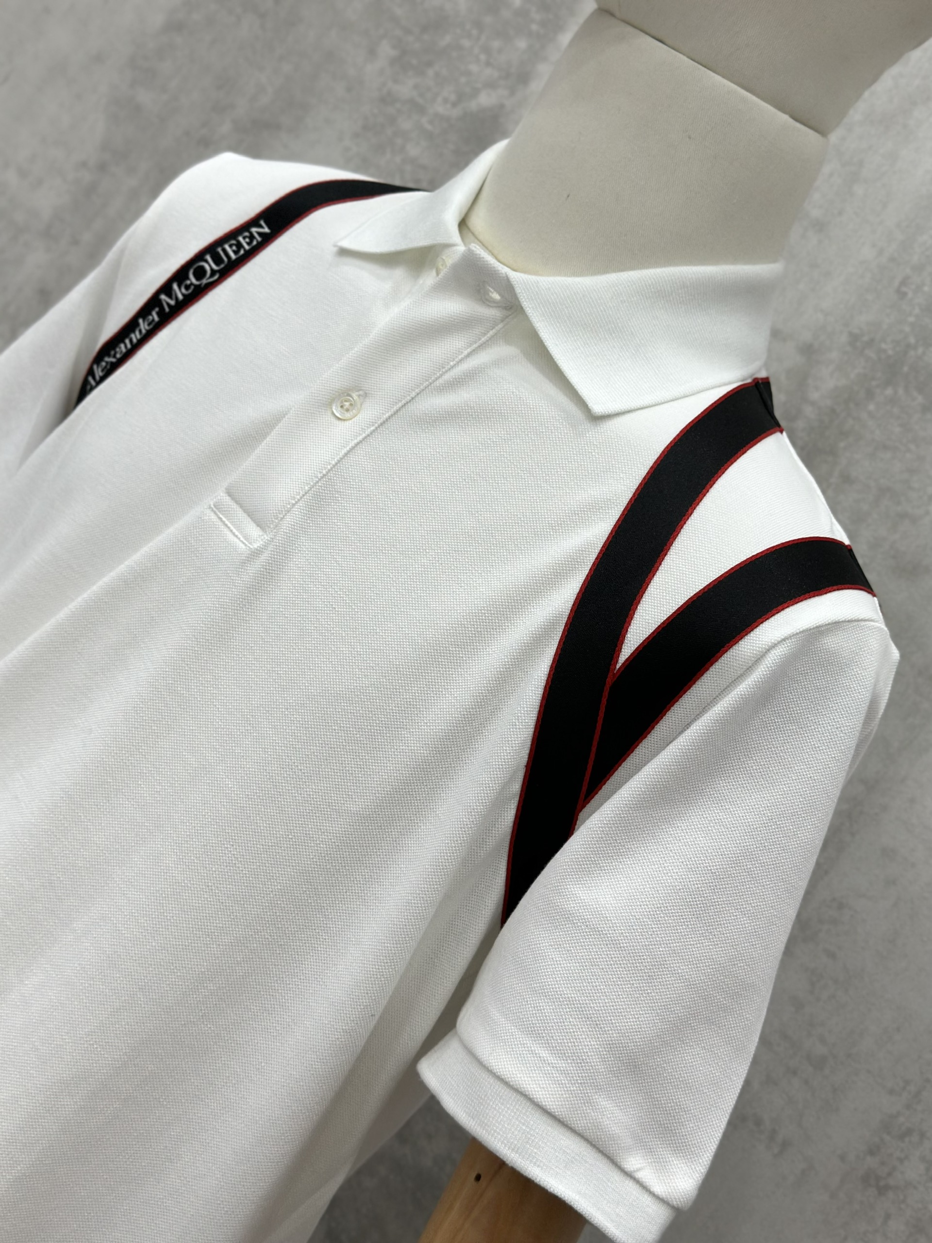 Áo polo Mcqueen MCQ Trắng phối vạt vai Đen Like Auth S-XL VTN