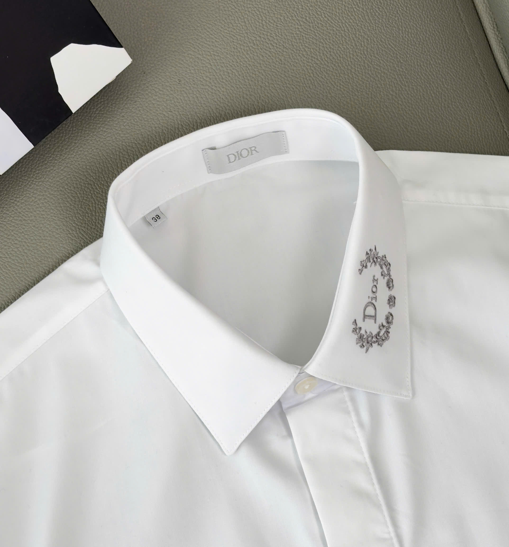 Áo sơ mi Dior CD Trắng logo thêu Hoa check cổ Like AUth 38-41 DDT