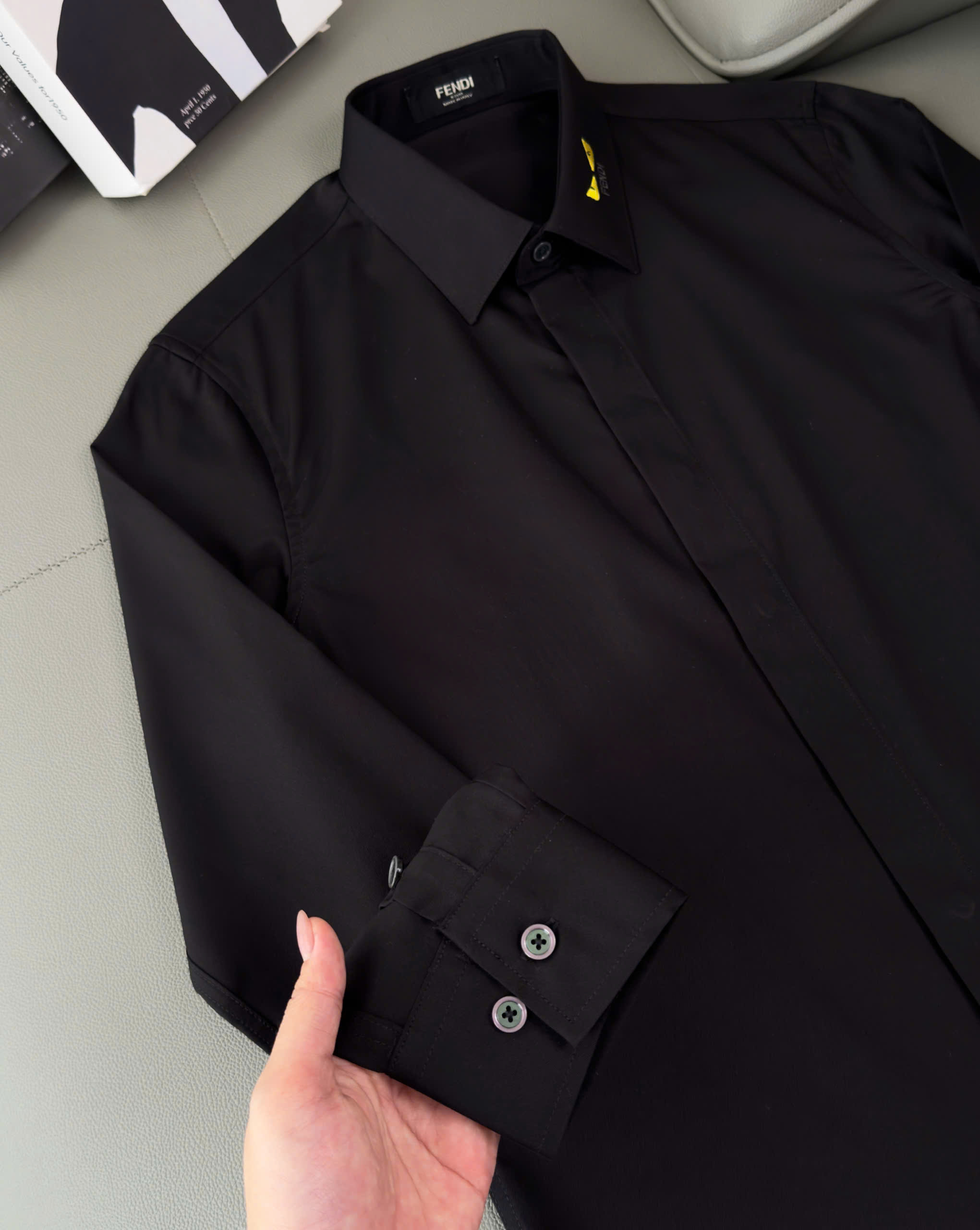 Áo sơ mi Fendi FD Đen trơn logo đôi mắt Vàng check cổ Like AUth 38-41 DDT