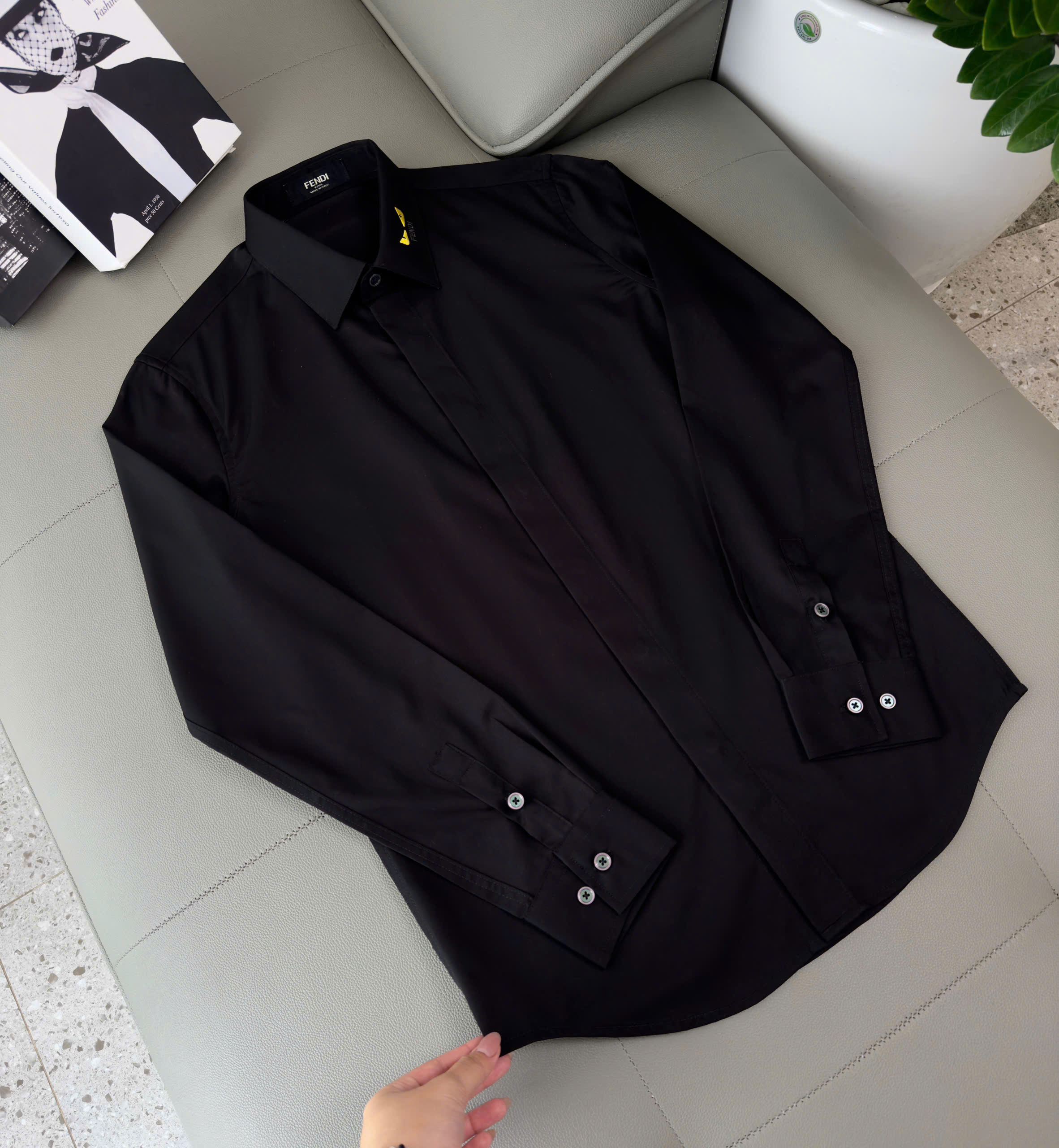 Áo sơ mi Fendi FD Đen trơn logo đôi mắt Vàng check cổ Like AUth 38-41 DDT