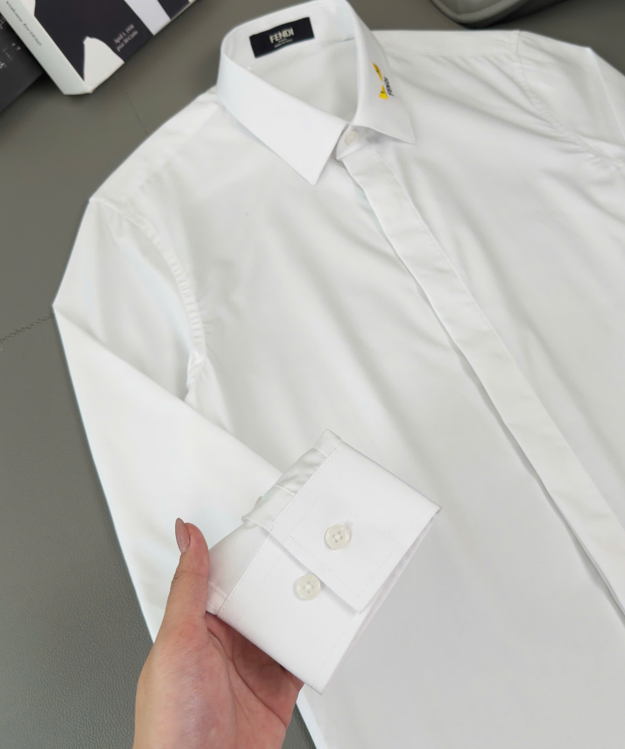 Áo sơ mi Fendi FD Trắng trơn logo đôi mắt Vàng check cổ Like AUth 38-41 DDT