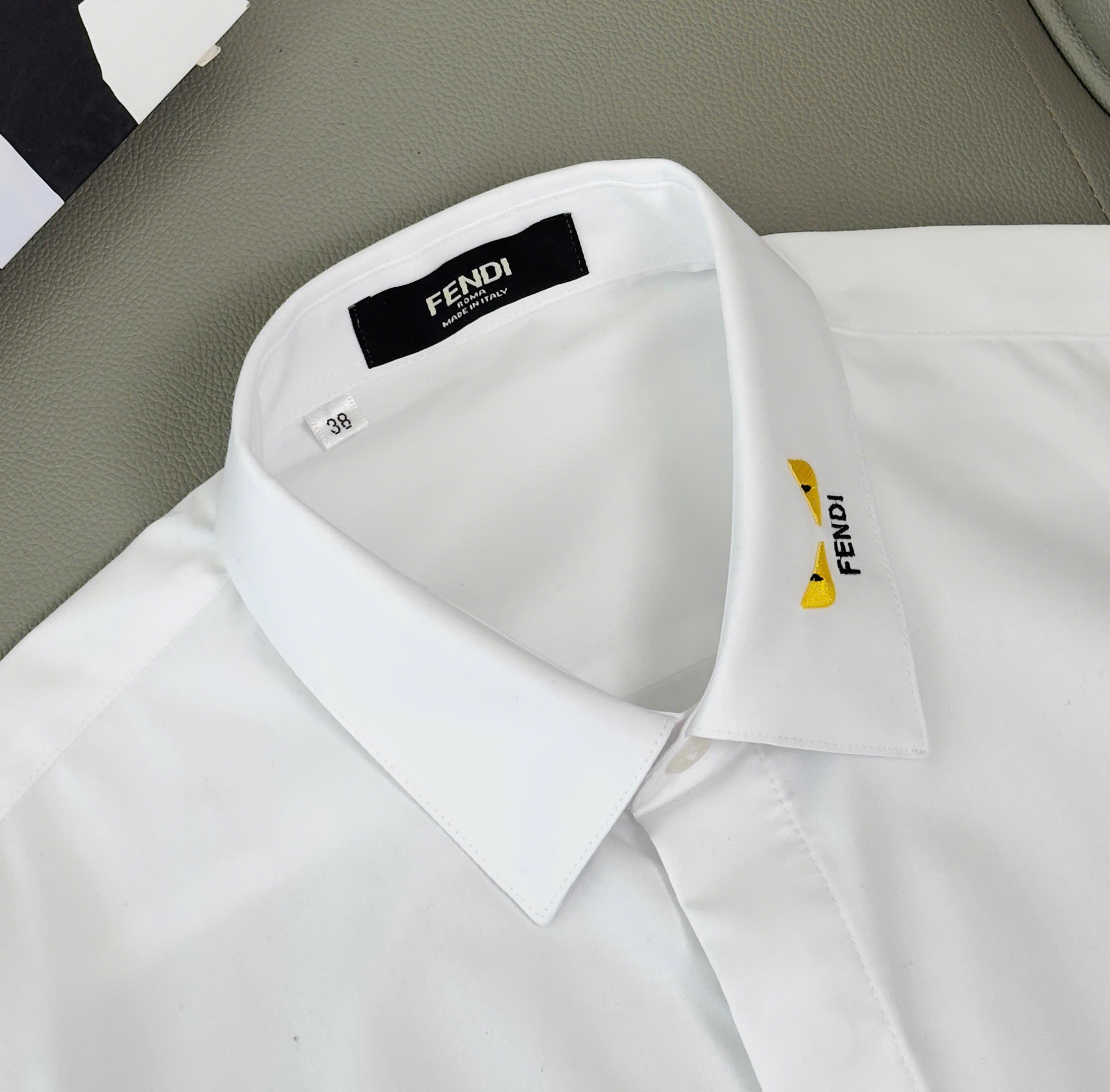 Áo sơ mi Fendi FD Trắng trơn logo đôi mắt Vàng check cổ Like AUth 38-41 DDT