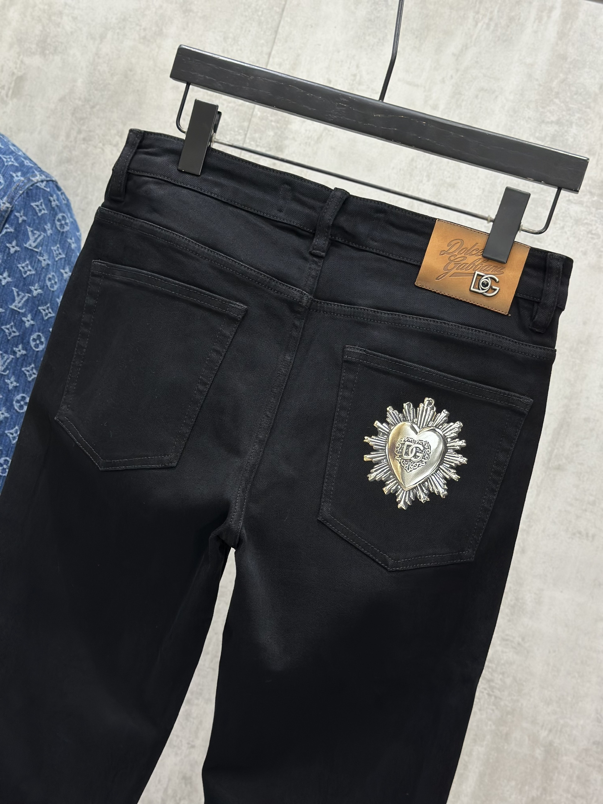 Quần jean bò Dolce Gabbana DG Đen trơn logo trái tim Like Auth 28-34 VTN