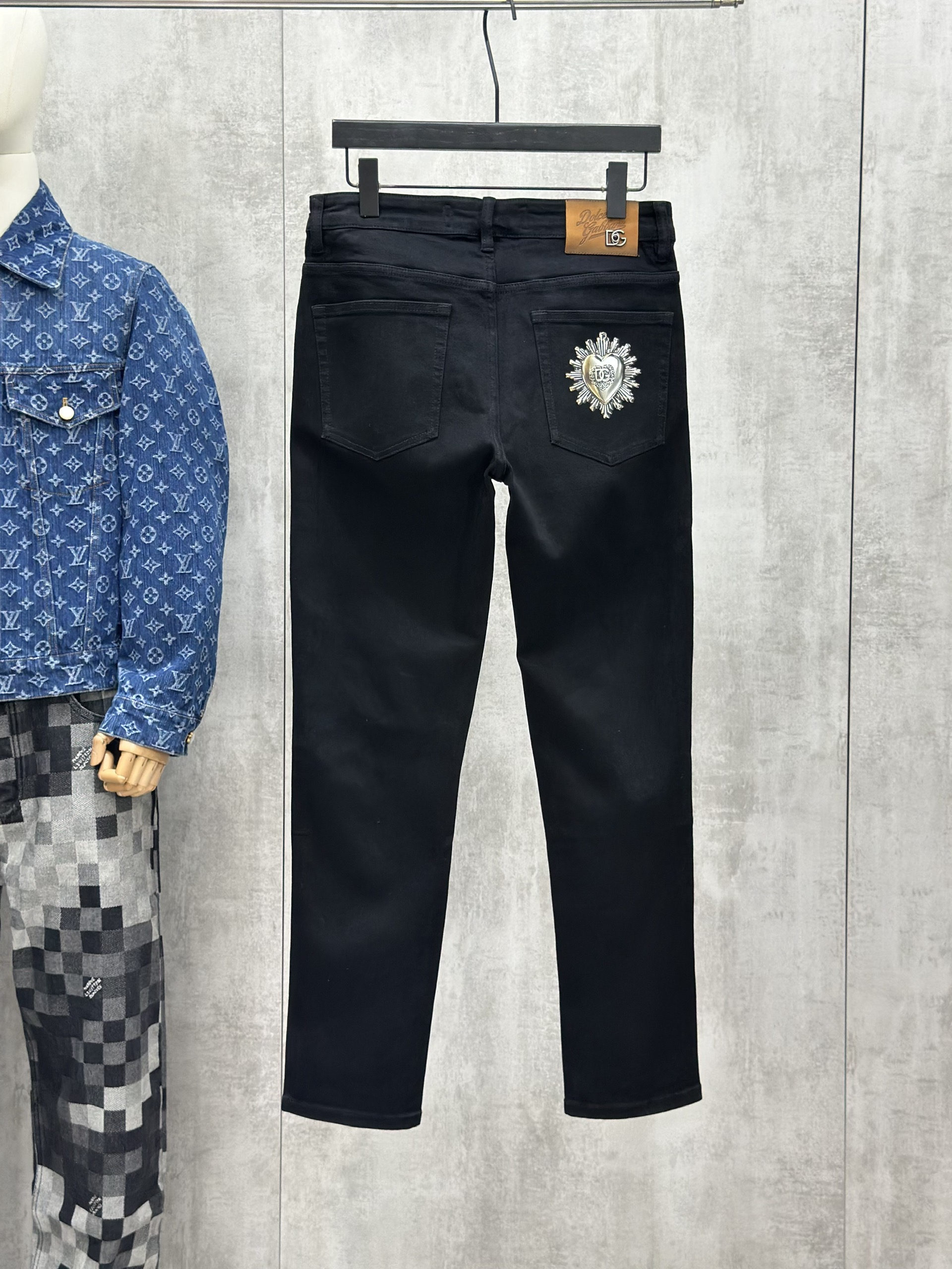 Quần jean bò Dolce Gabbana DG Đen trơn logo trái tim Like Auth 28-34 VTN