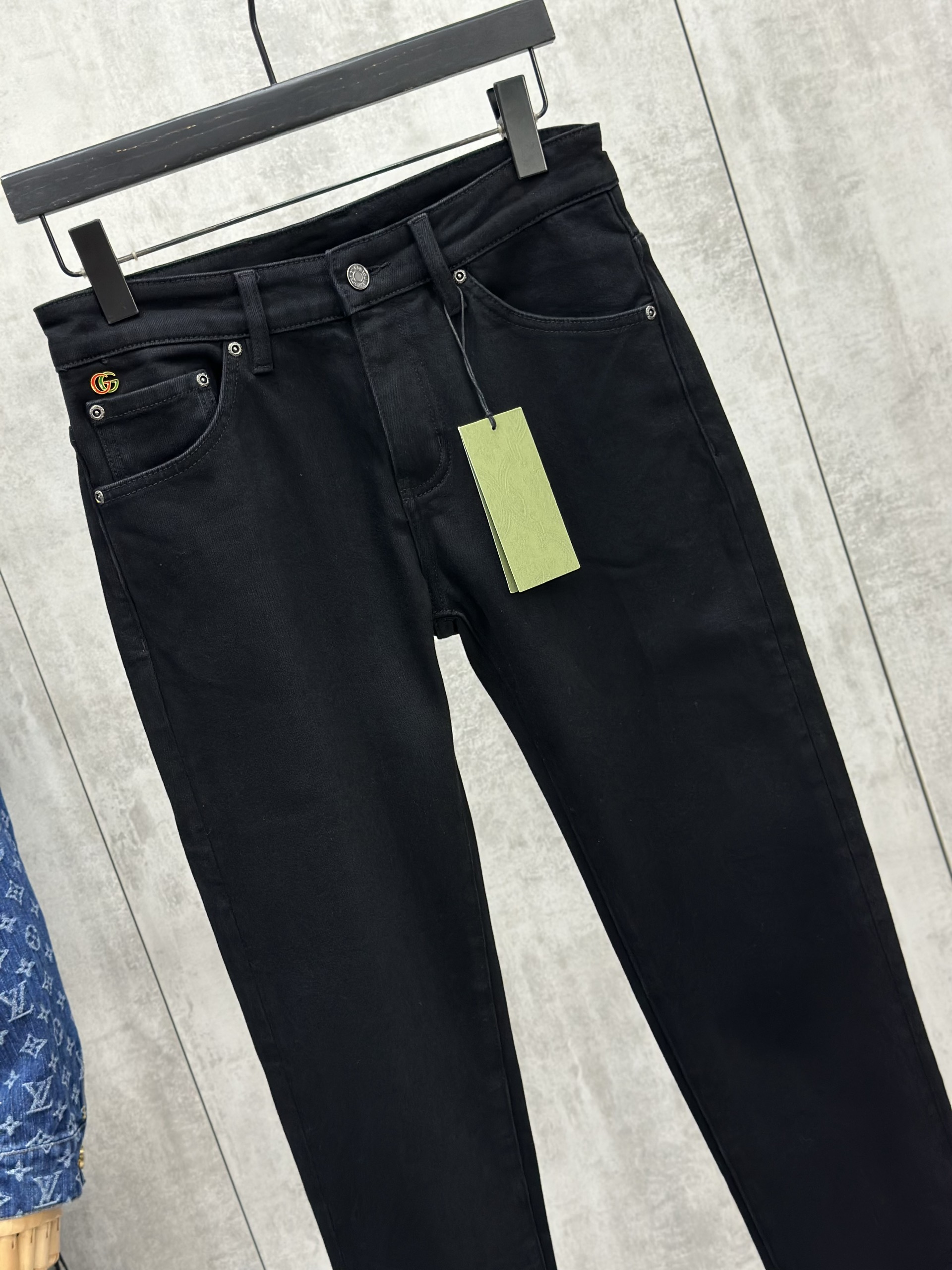Quần jean bò Gucci Đen trơn logo GC tag vàng cạp túi sau Like Auth 28-34 VTN