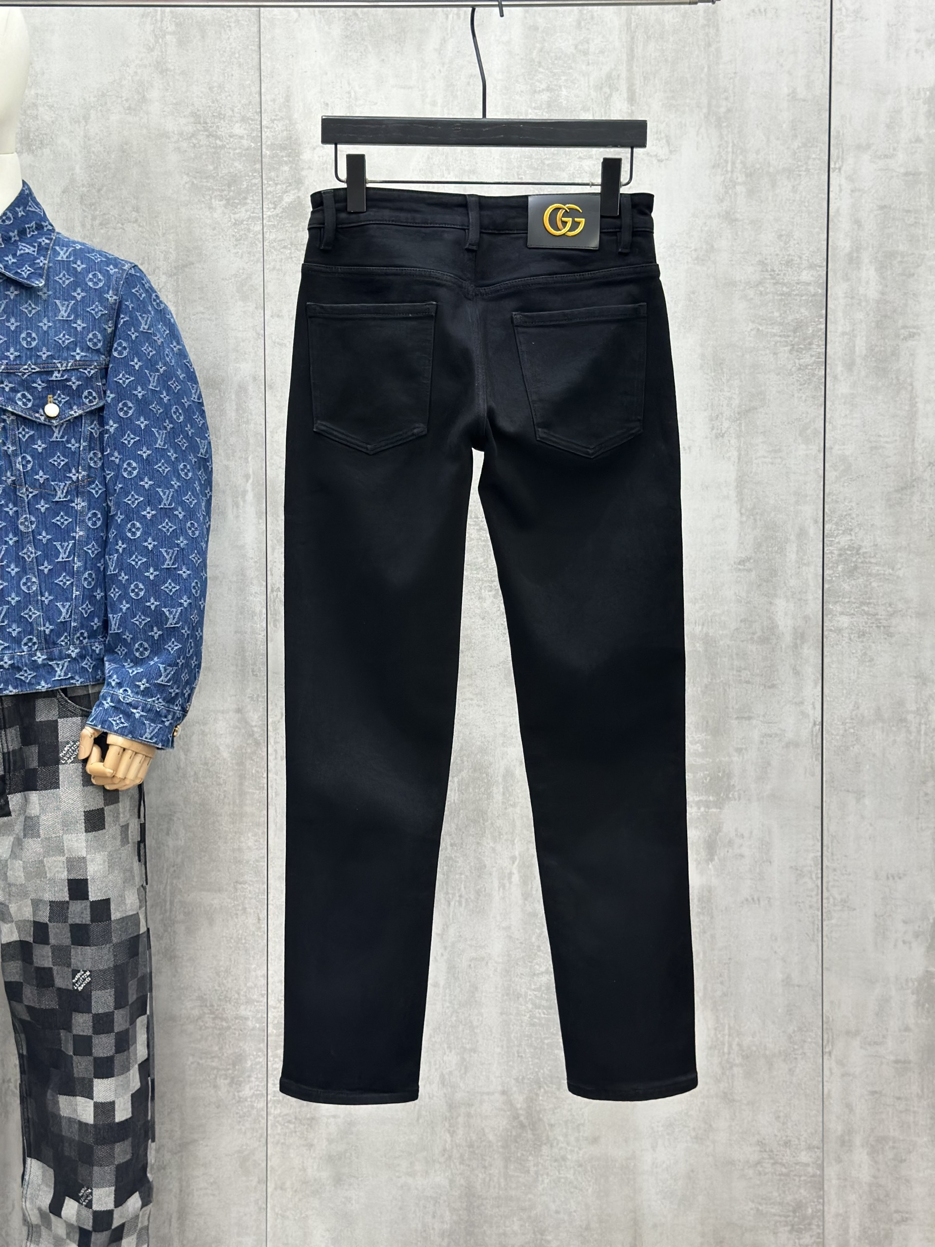 Quần jean bò Gucci Đen trơn logo GC tag vàng cạp túi sau Like Auth 28-34 VTN