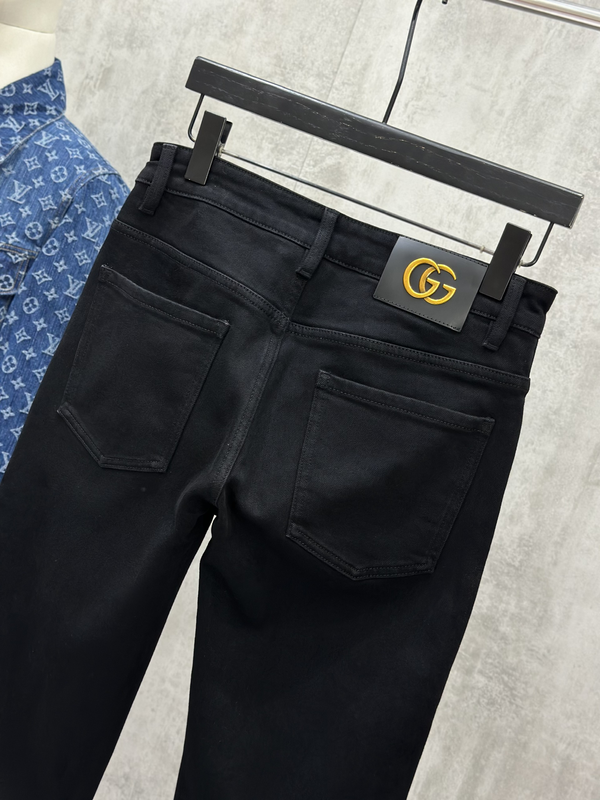 Quần jean bò Gucci Đen trơn logo GC tag vàng cạp túi sau Like Auth 28-34 VTN