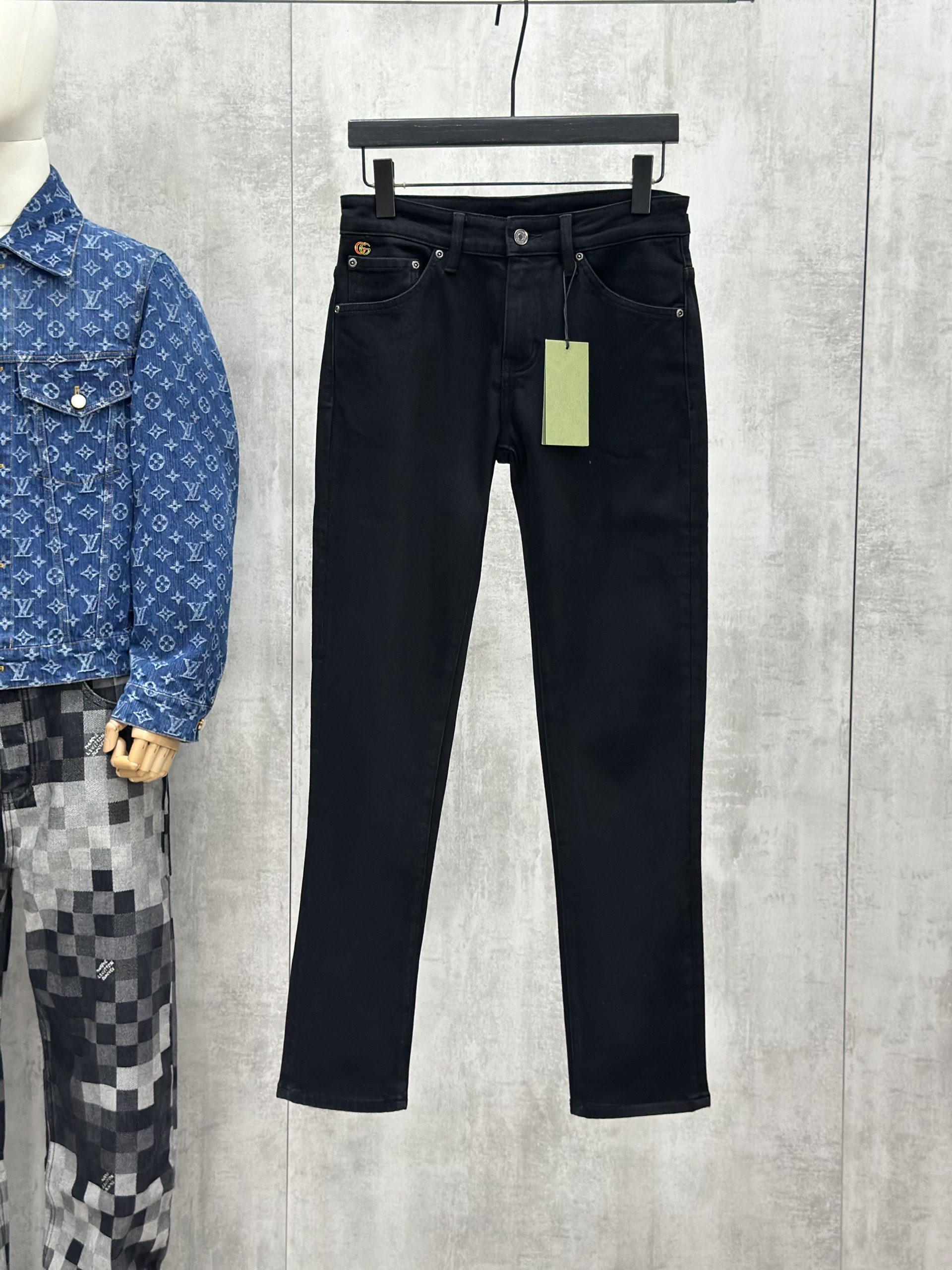 Quần jean bò Gucci Đen trơn logo GC tag vàng cạp túi sau Like Auth 28-34 VTN