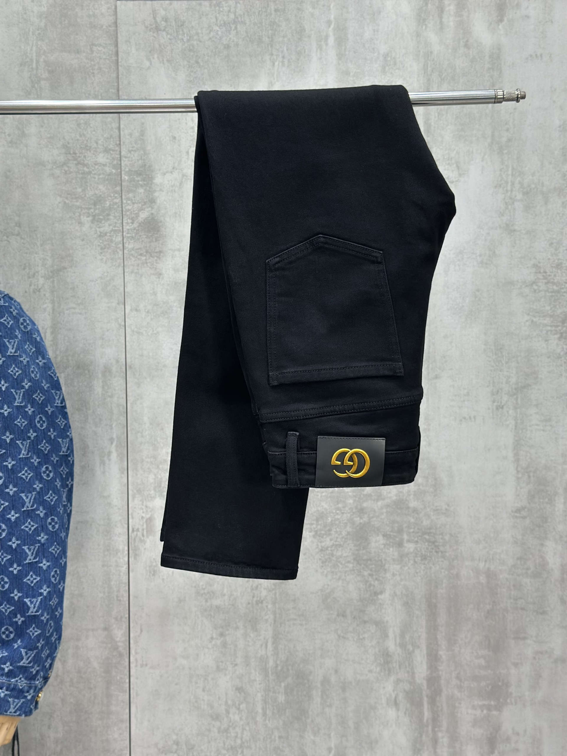 Quần jean bò Gucci Đen trơn logo GC tag vàng cạp túi sau Like Auth 28-34 VTN