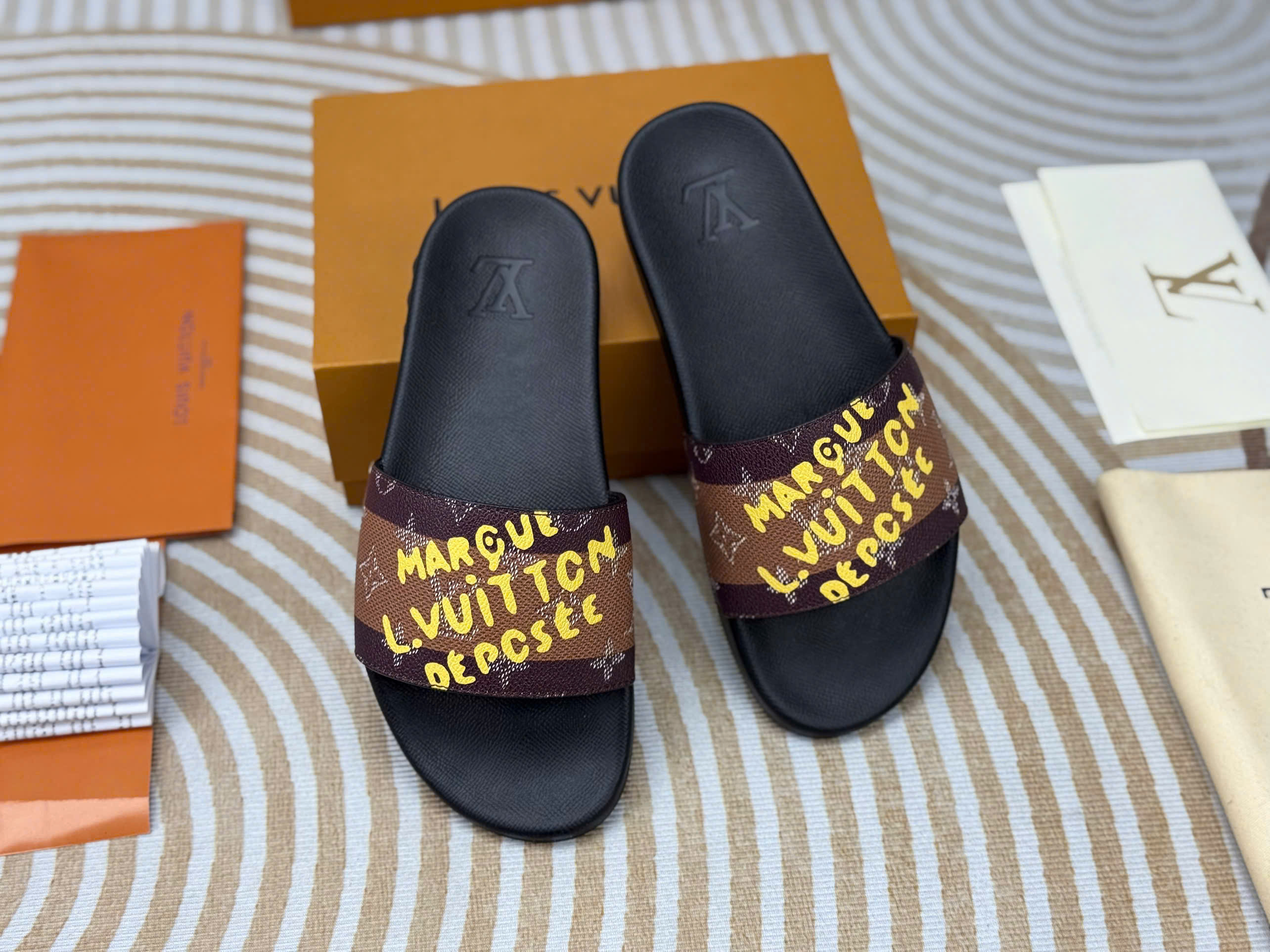 Dép lê Louis Vuitton LV Marque logo chữ Vàng Like Auth