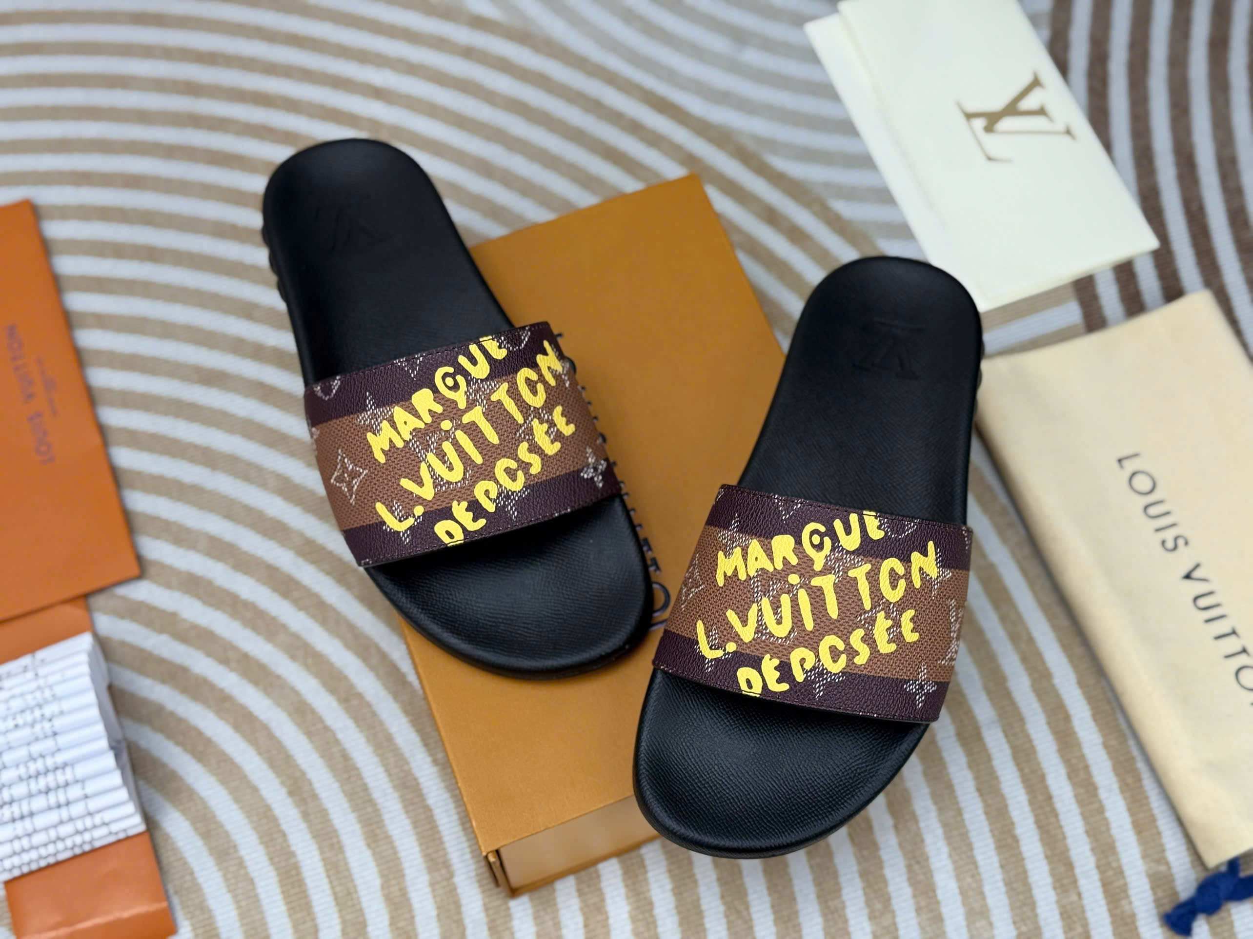 Dép lê Louis Vuitton LV Marque logo chữ Vàng Like Auth