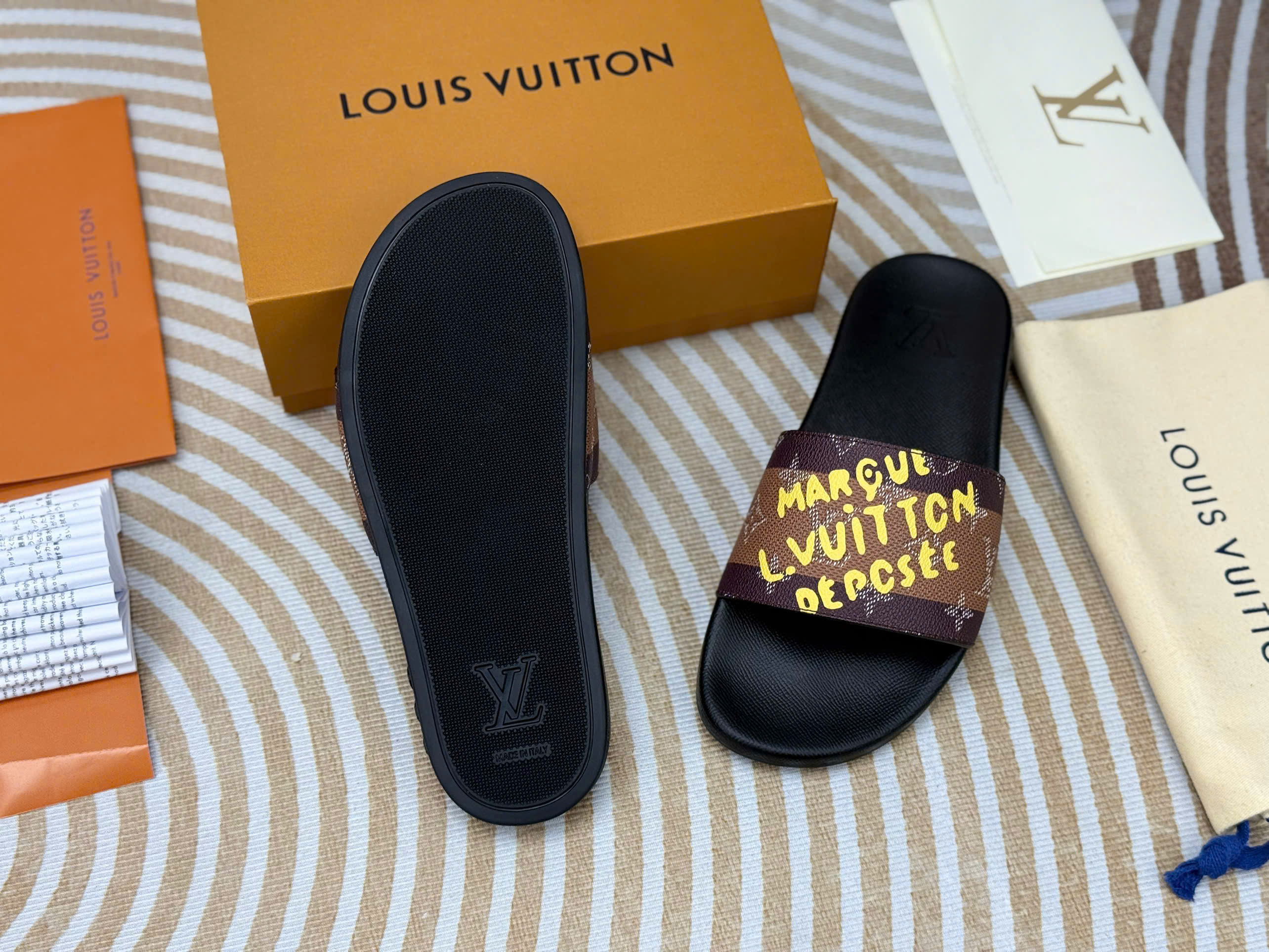 Dép lê Louis Vuitton LV Marque logo chữ Vàng Like Auth