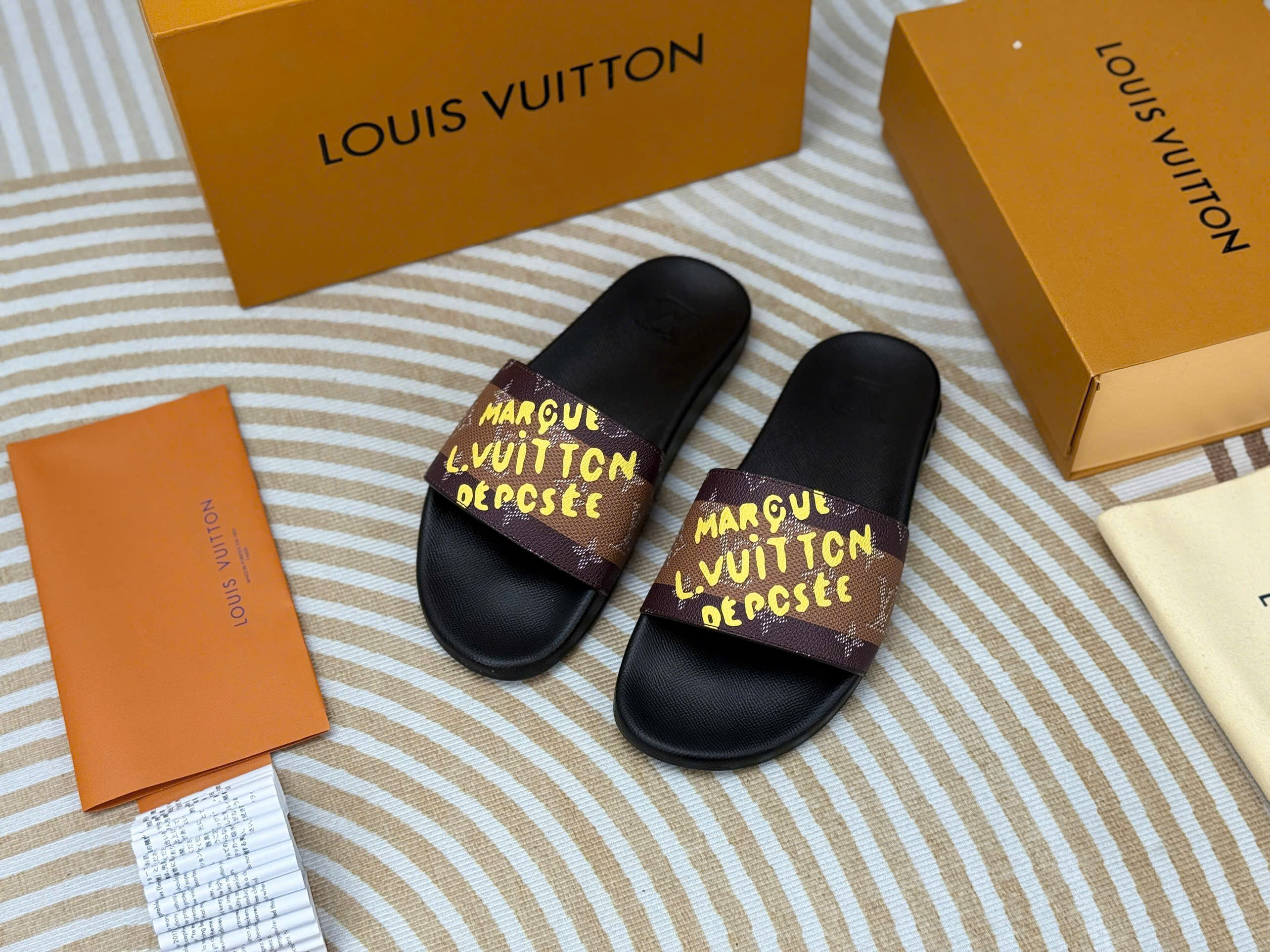 Dép lê Louis Vuitton LV Marque logo chữ Vàng Like Auth