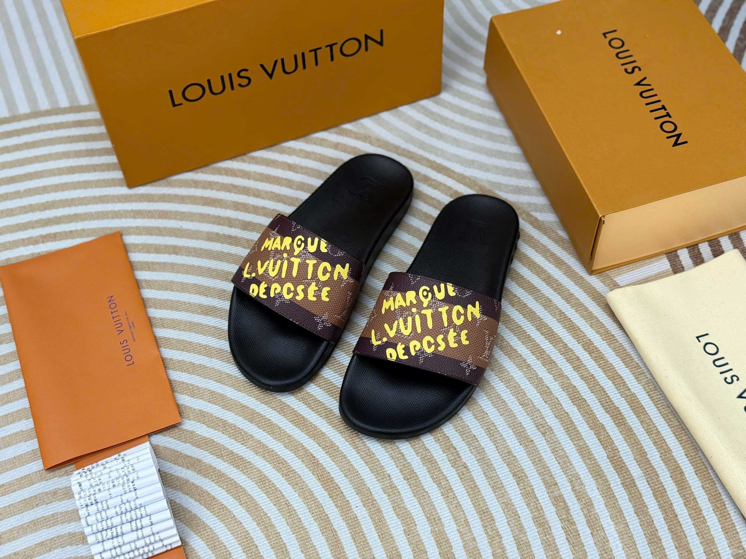 Dép lê Louis Vuitton LV Marque logo chữ Vàng Like Auth