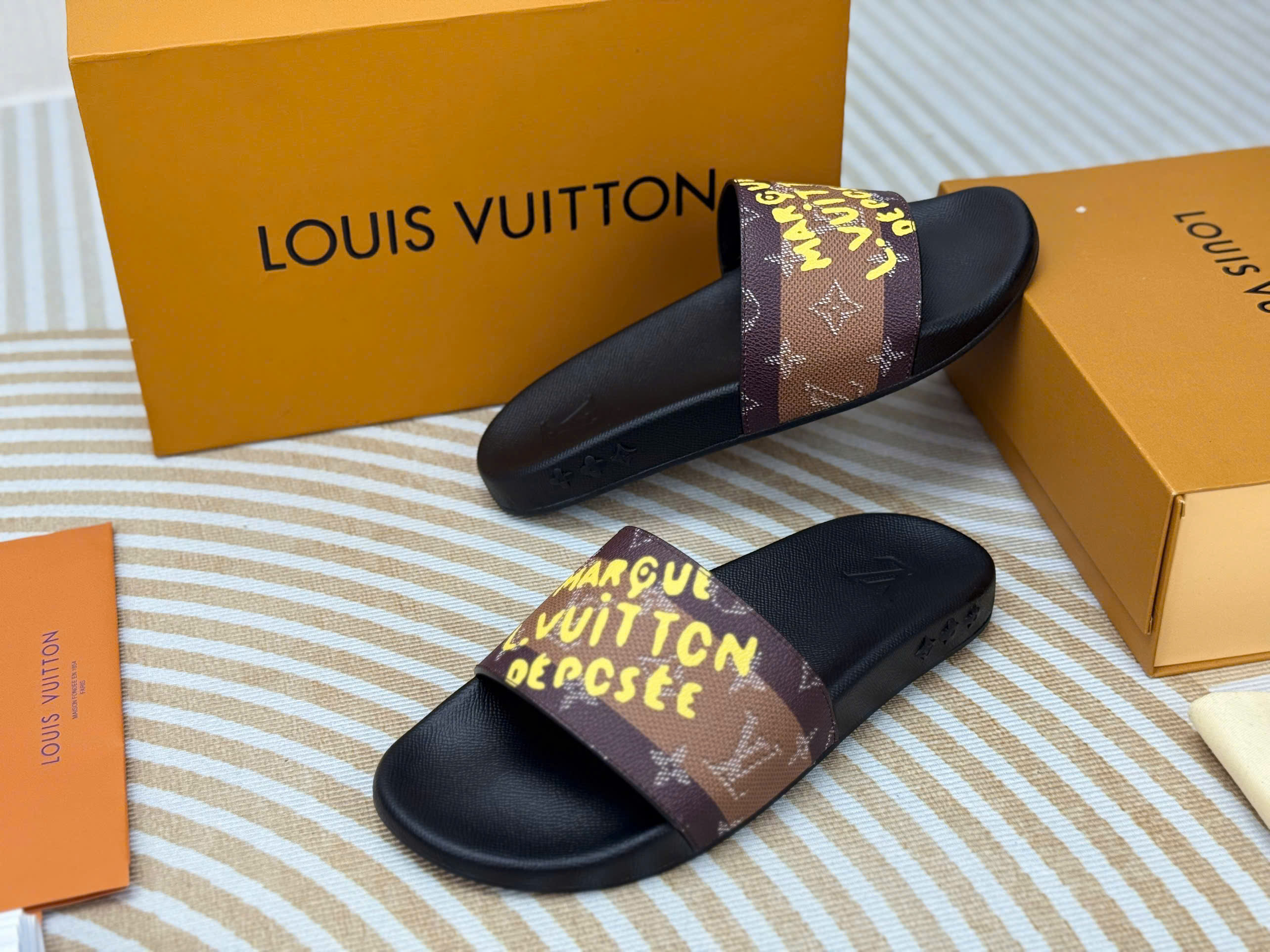 Dép lê Louis Vuitton LV Marque logo chữ Vàng Like Auth
