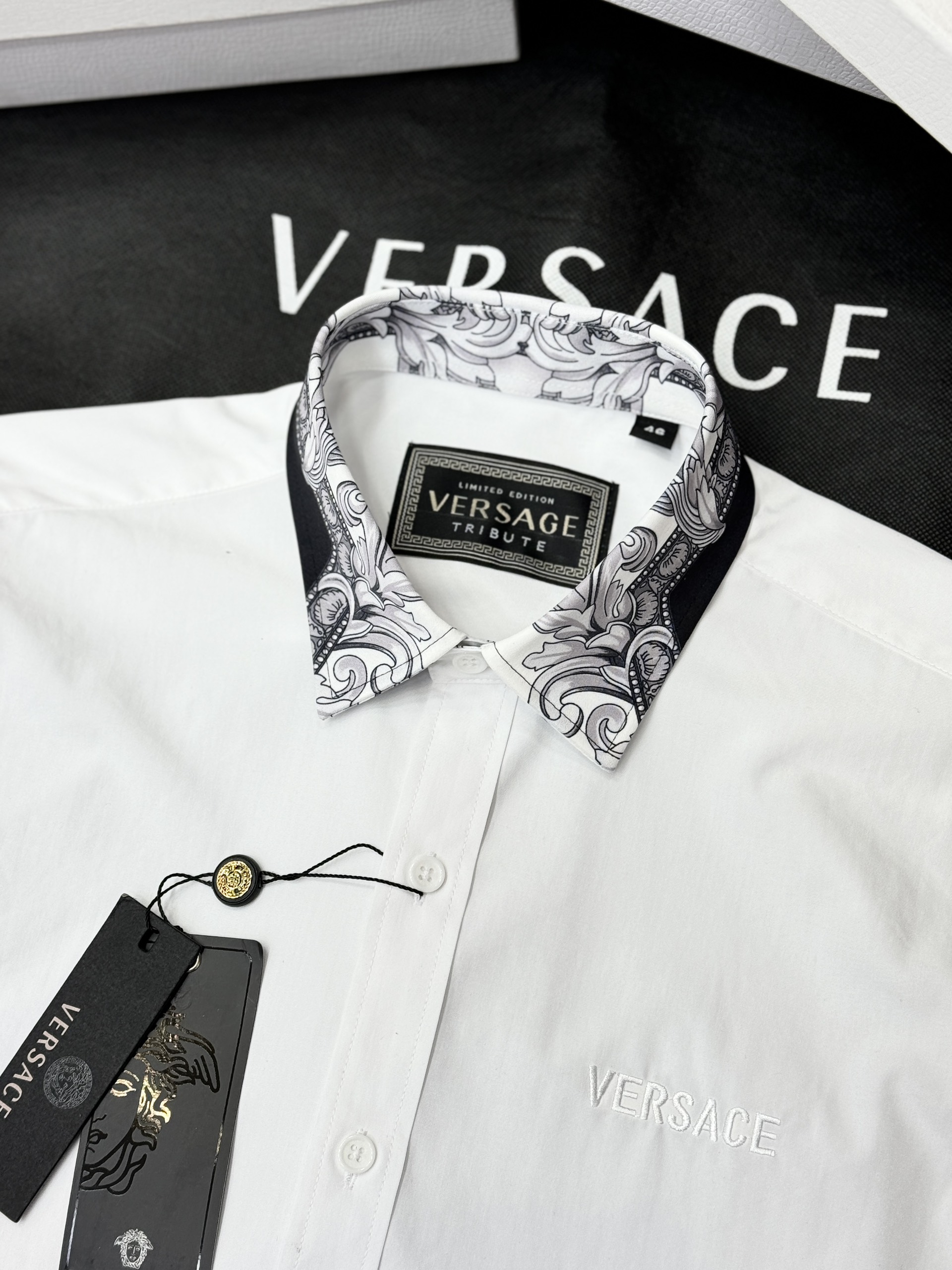 Áo sơ mi cộc tay Versace VS họa tiết check cổ logo thêu ngực Like Auth 44-50 CD