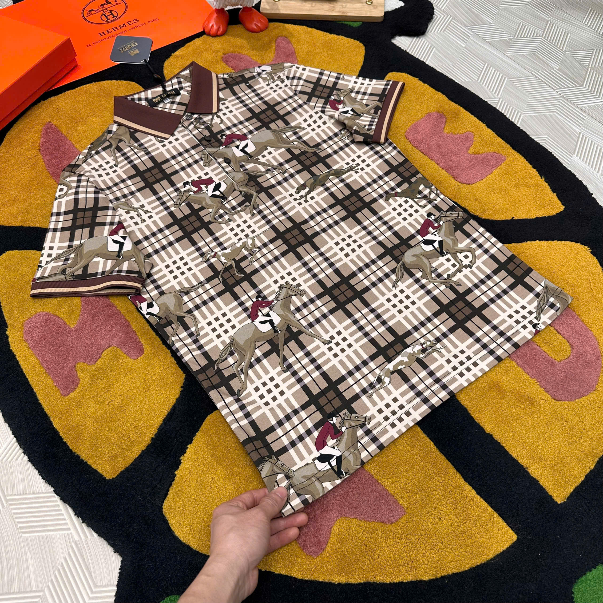 C:\Users\ADMIN\Downloads\20260227-20260302T070939Z-3-001\20260227\1380 Áo polo hình Hermes HM họa tiết cưỡi ngựa Like Auth 1-1 on web 48-52 MK