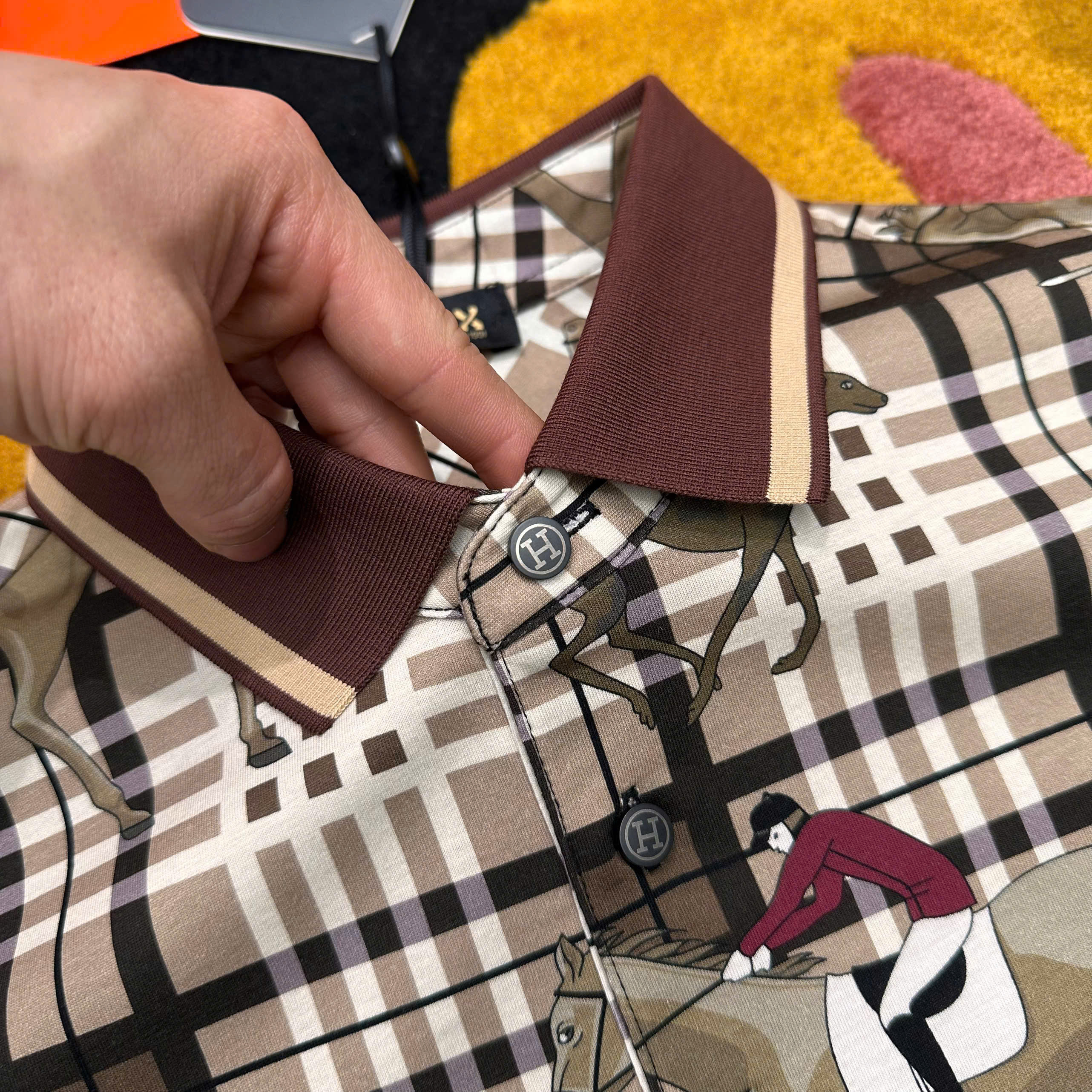 C:\Users\ADMIN\Downloads\20260227-20260302T070939Z-3-001\20260227\1380 Áo polo hình Hermes HM họa tiết cưỡi ngựa Like Auth 1-1 on web 48-52 MK