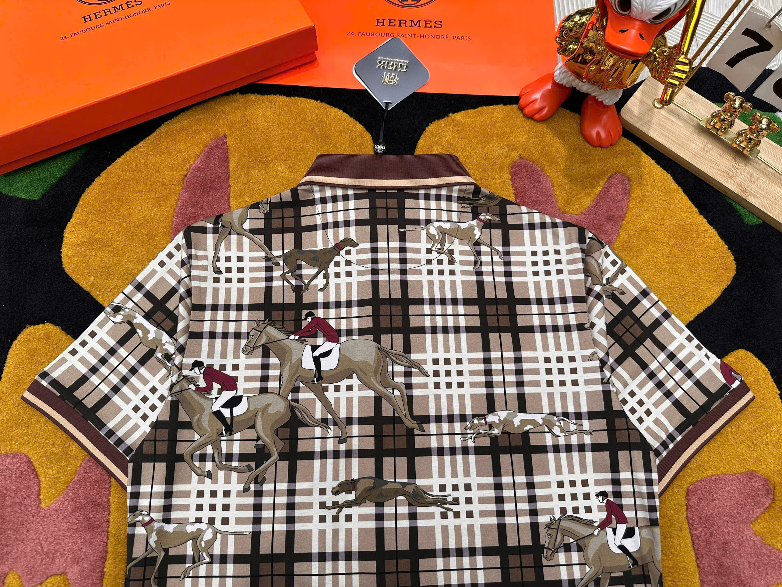 C:\Users\ADMIN\Downloads\20260227-20260302T070939Z-3-001\20260227\1380 Áo polo hình Hermes HM họa tiết cưỡi ngựa Like Auth 1-1 on web 48-52 MK