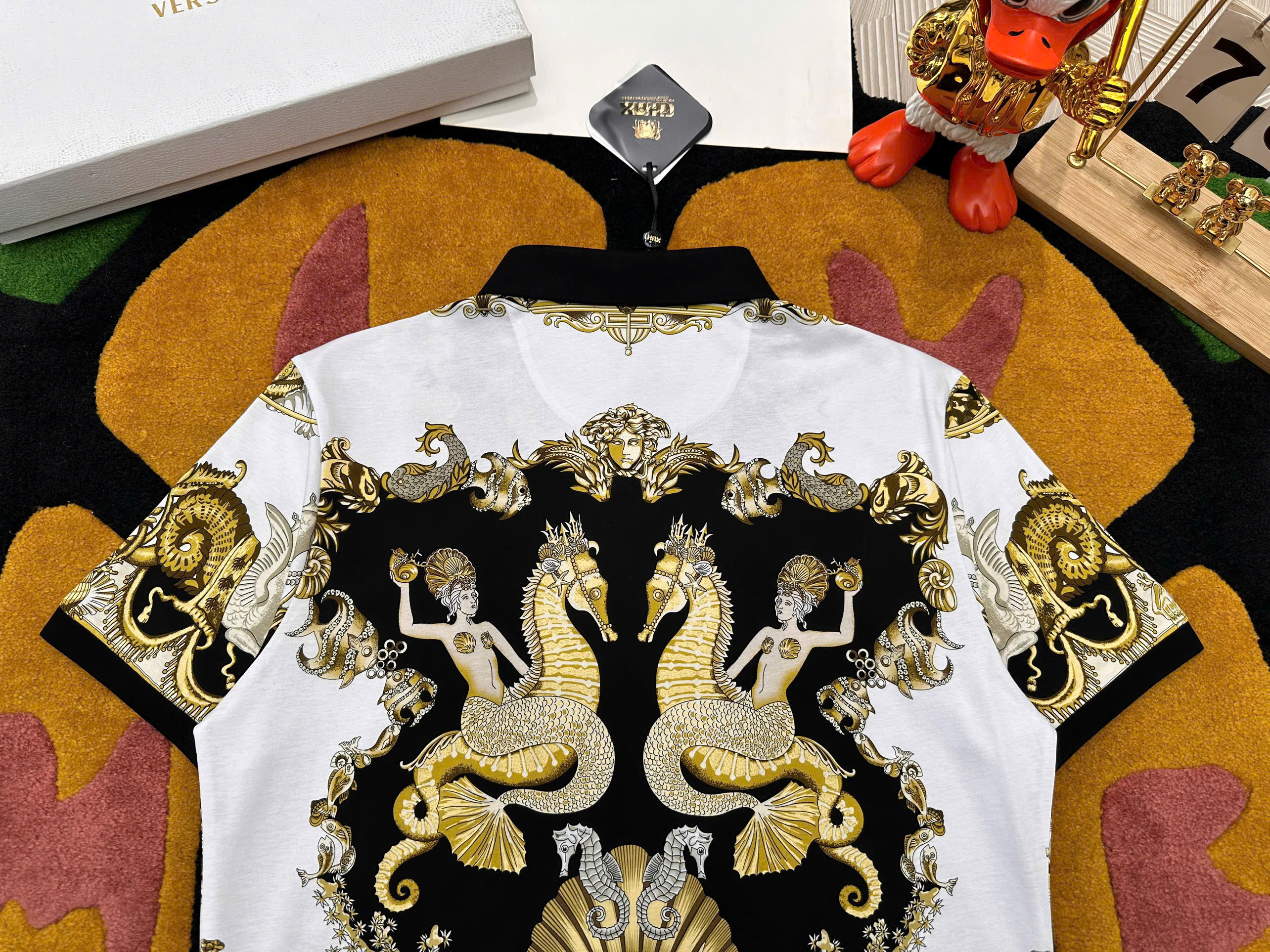 Áo polo hình Versace VS họa tiết đôi cá ngựa Quý tộc Like AUth 48-52 MK