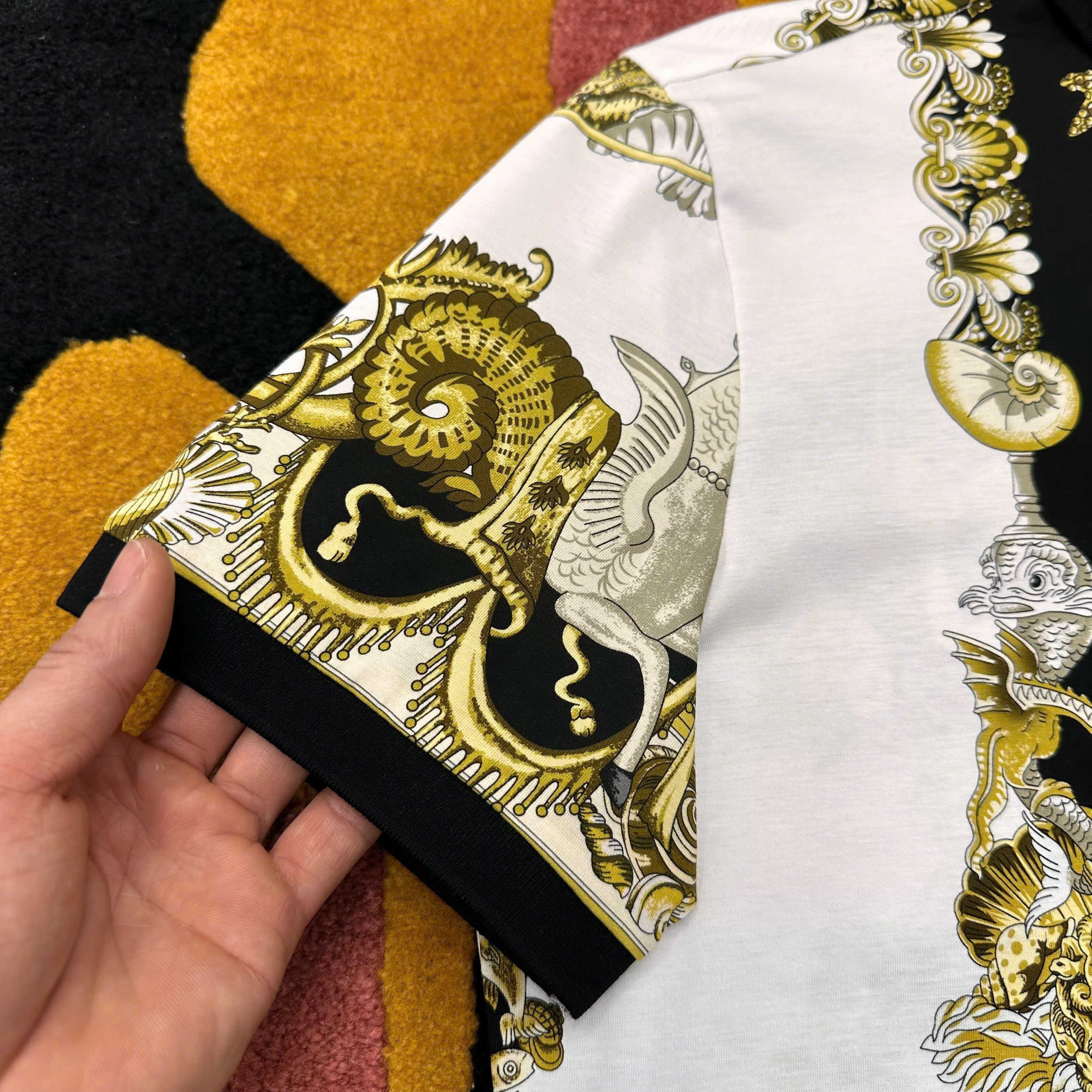 Áo polo hình Versace VS họa tiết đôi cá ngựa Quý tộc Like AUth 48-52 MK