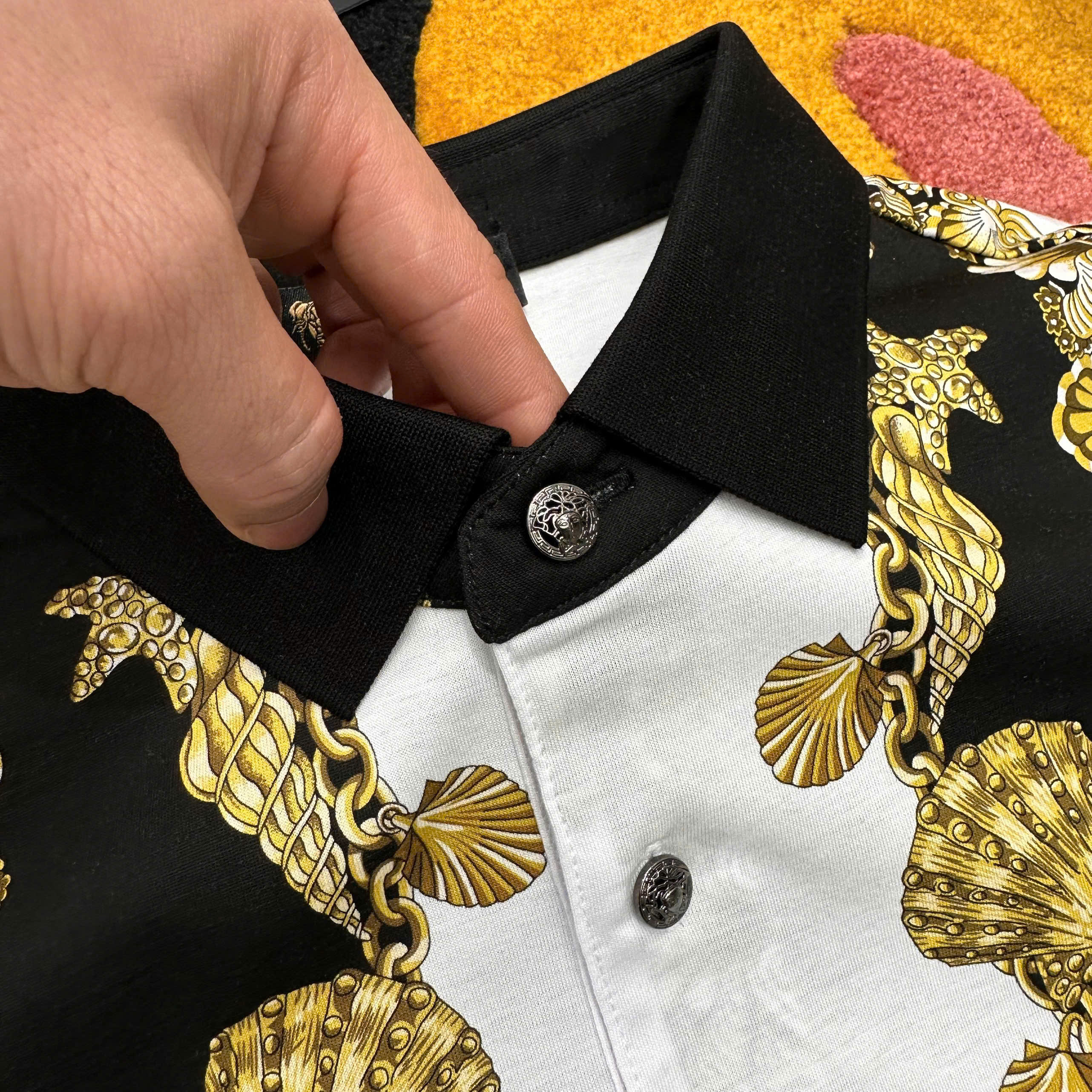 Áo polo hình Versace VS họa tiết đôi cá ngựa Quý tộc Like AUth 48-52 MK