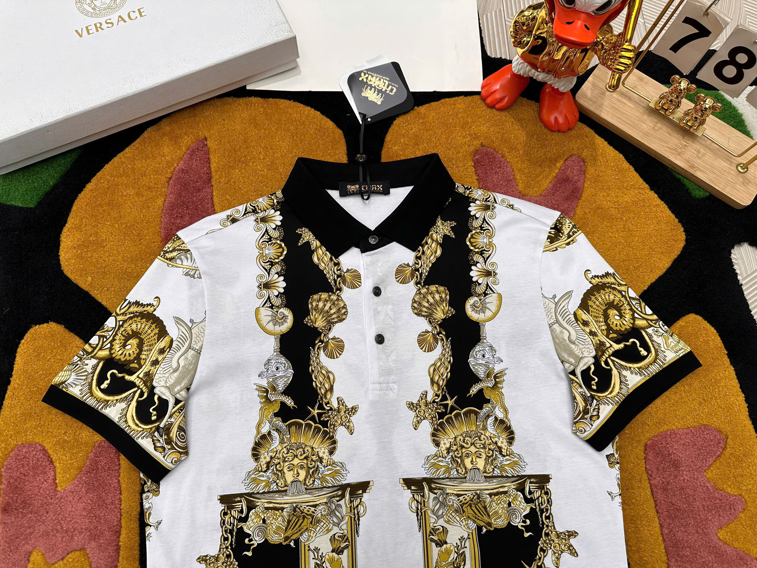 Áo polo hình Versace VS họa tiết đôi cá ngựa Quý tộc Like AUth 48-52 MK