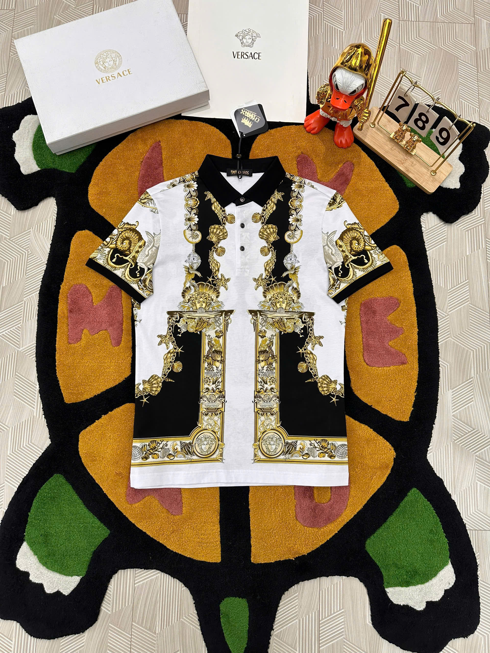 Áo polo hình Versace VS họa tiết đôi cá ngựa Quý tộc Like AUth 48-52 MK