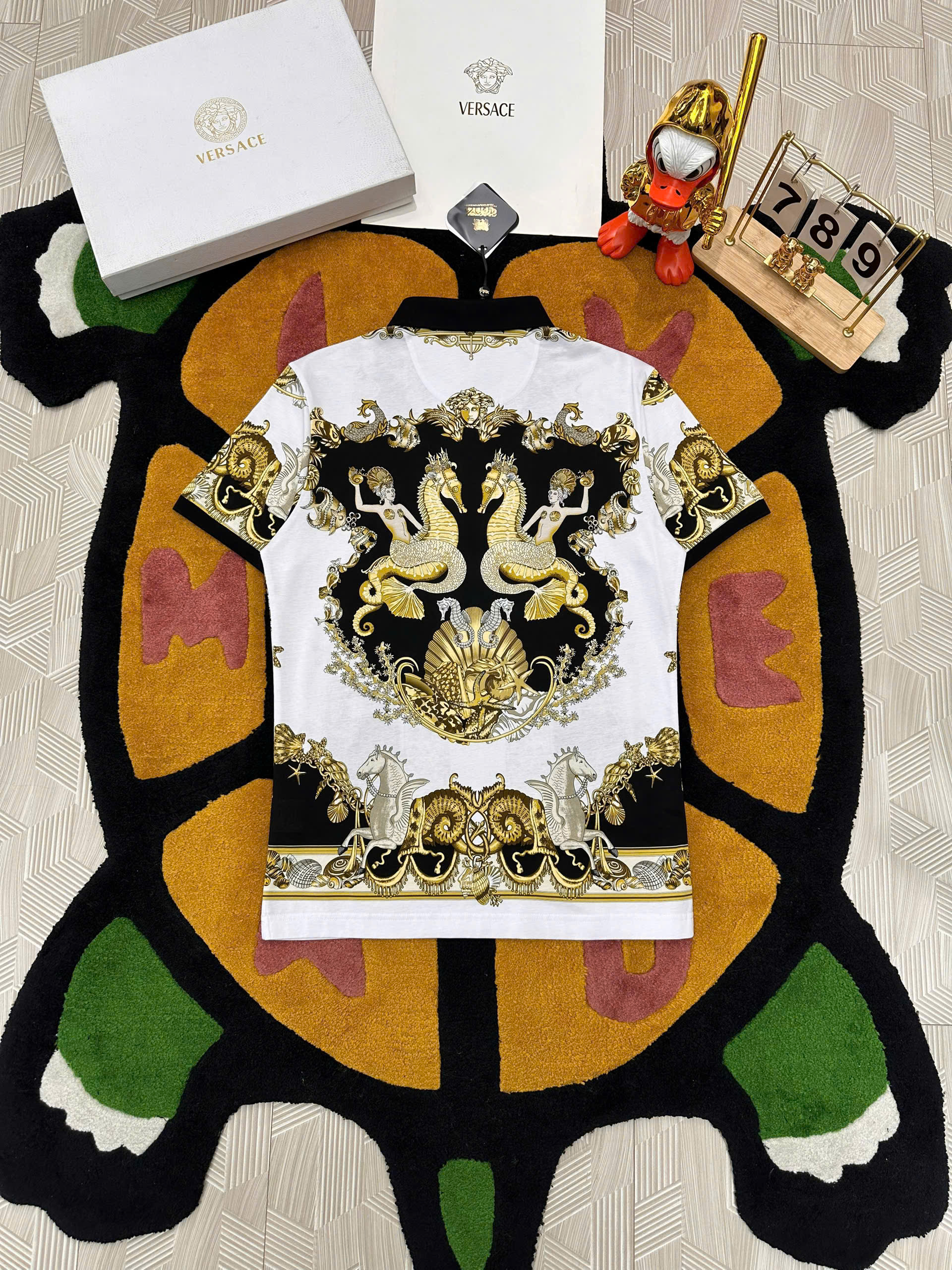 Áo polo hình Versace VS họa tiết đôi cá ngựa Quý tộc Like AUth 48-52 MK