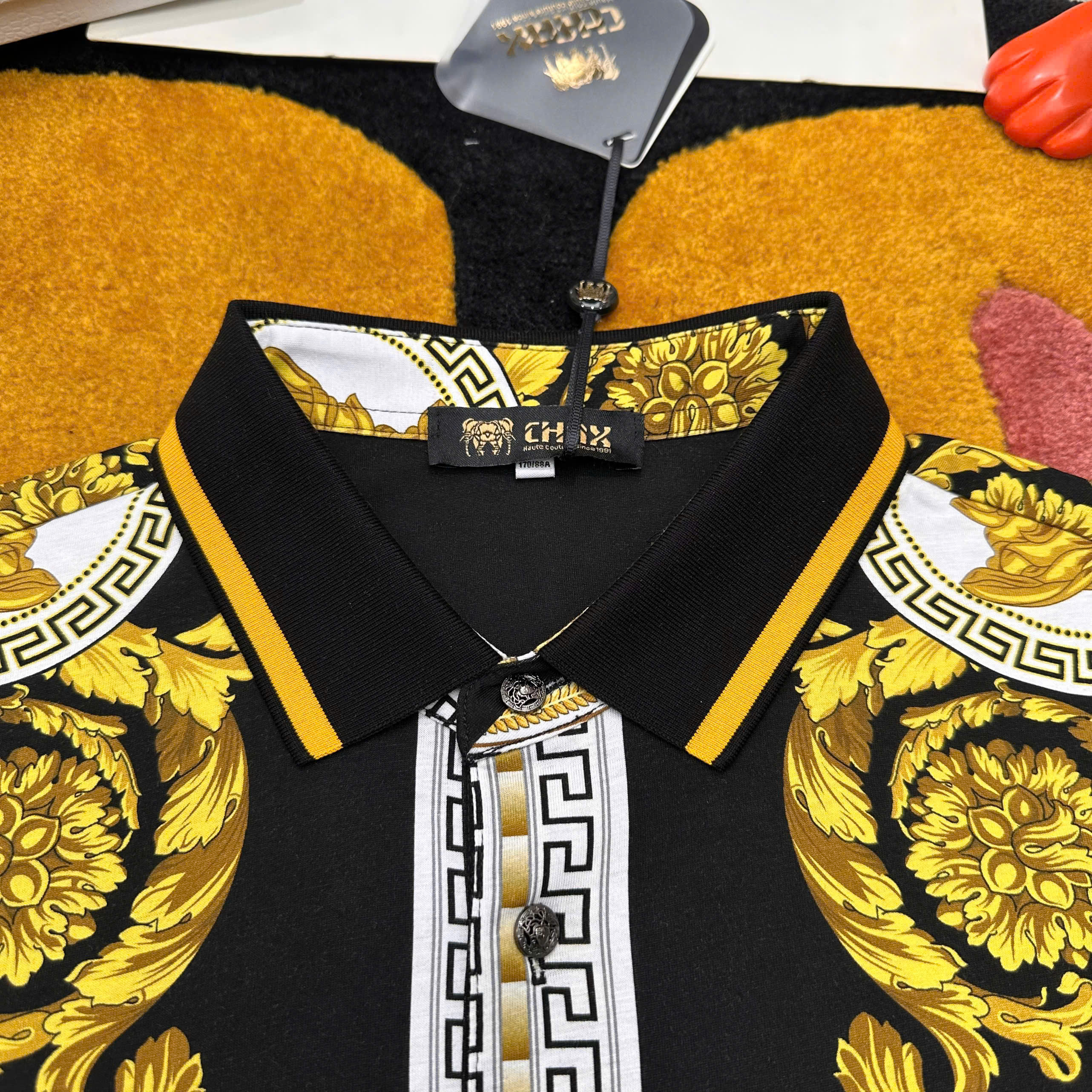 Áo Polo Versace VS Vàng Đen họa tiết Mặt Quỷ và Vương Miện Quý Tốc Like Auth 1-1 on web 48-52 MK