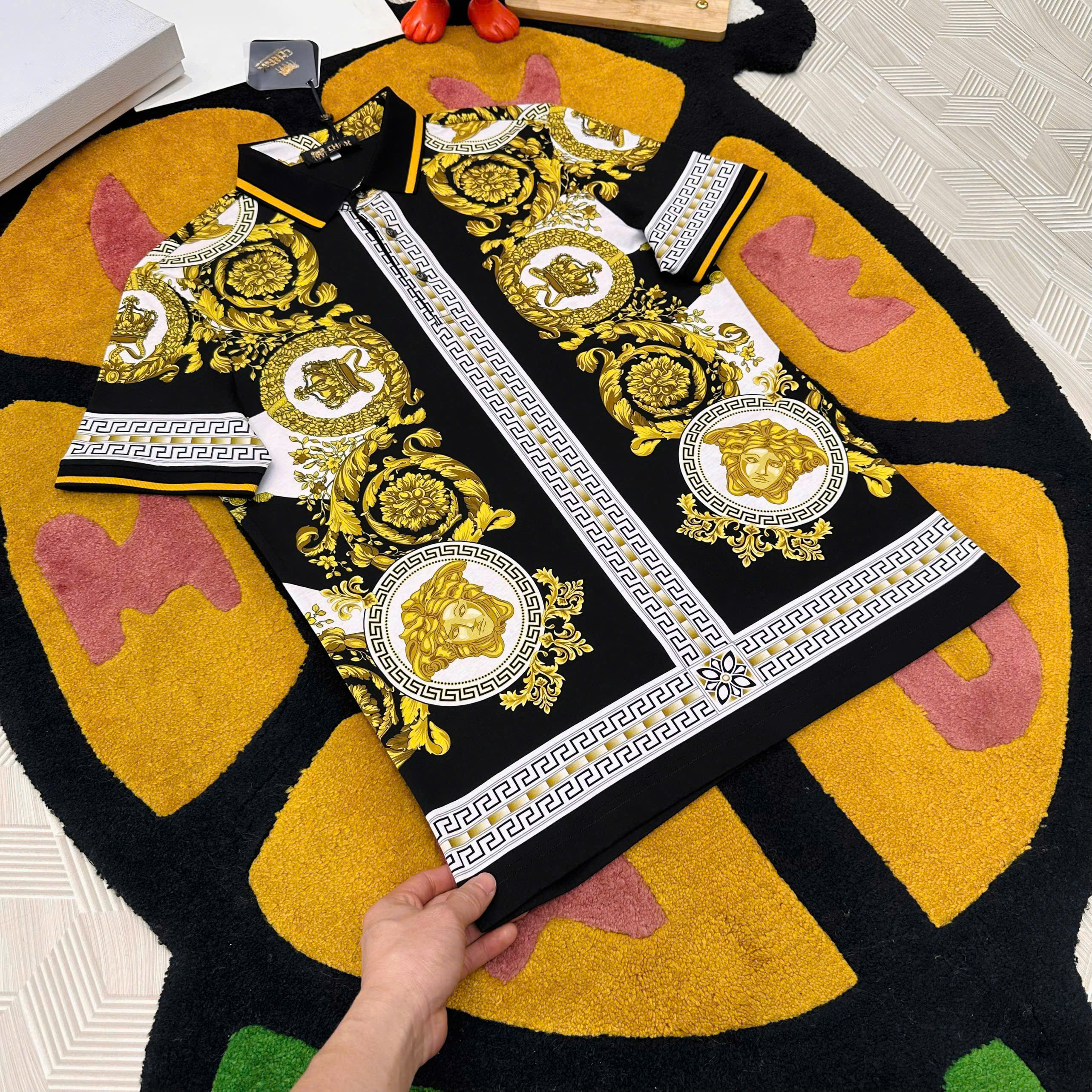 Áo Polo Versace VS Vàng Đen họa tiết Mặt Quỷ và Vương Miện Quý Tốc Like Auth 1-1 on web 48-52 MK