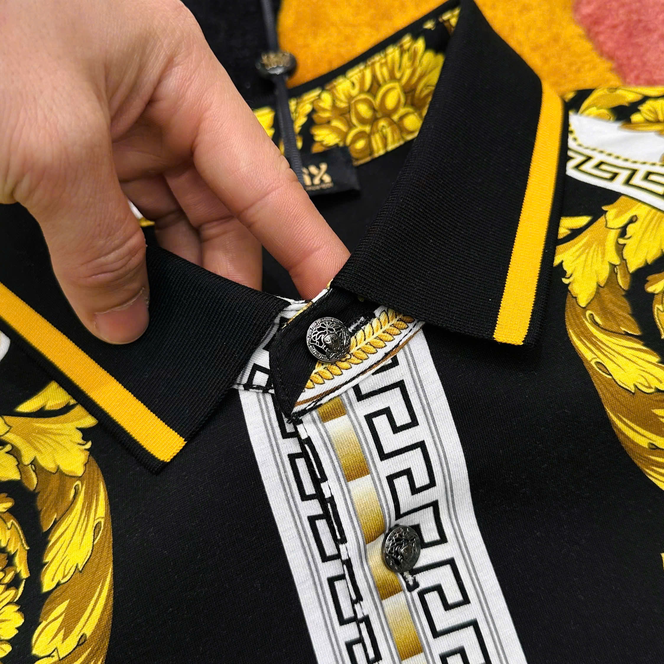 Áo Polo Versace VS Vàng Đen họa tiết Mặt Quỷ và Vương Miện Quý Tốc Like Auth 1-1 on web 48-52 MK