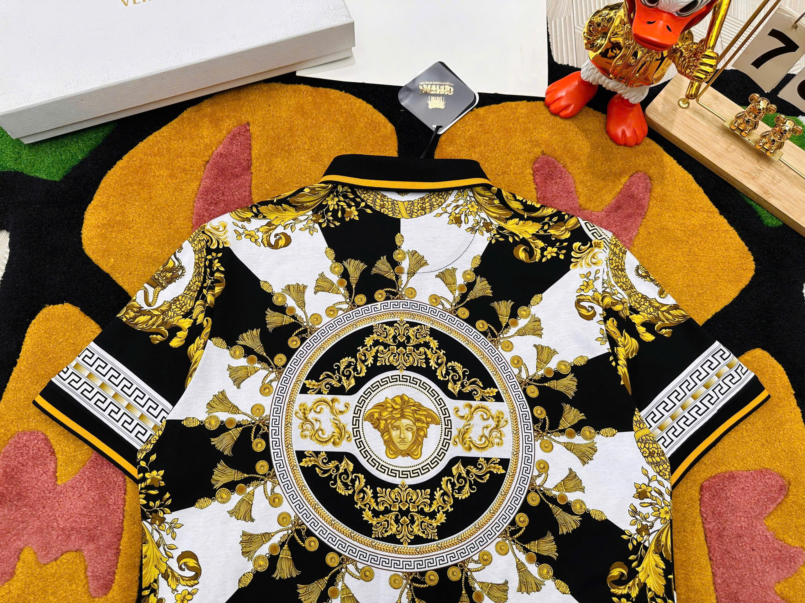 Áo Polo Versace VS Vàng Đen họa tiết Mặt Quỷ và Vương Miện Quý Tốc Like Auth 1-1 on web 48-52 MK