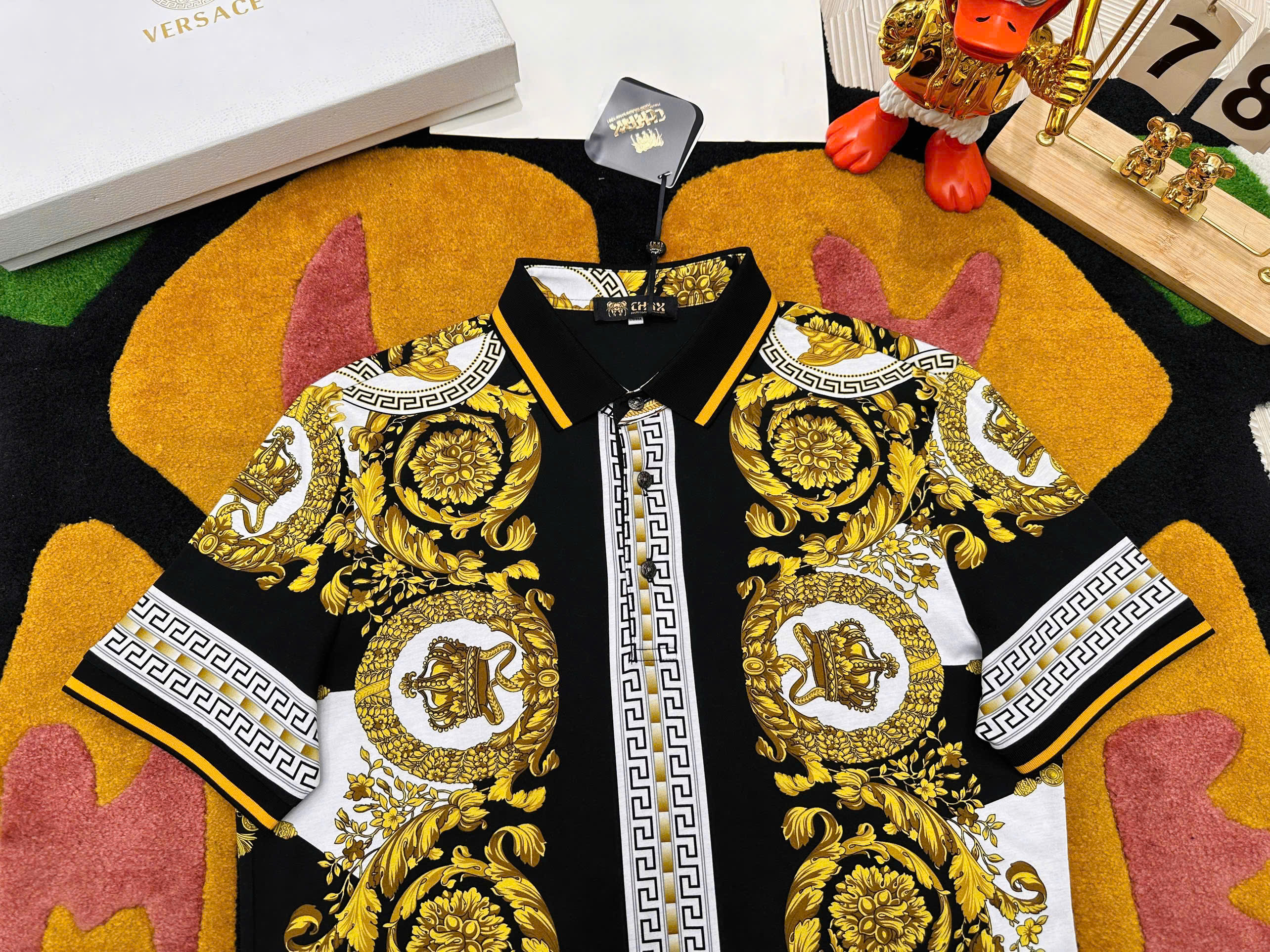 Áo Polo Versace VS Vàng Đen họa tiết Mặt Quỷ và Vương Miện Quý Tốc Like Auth 1-1 on web 48-52 MK