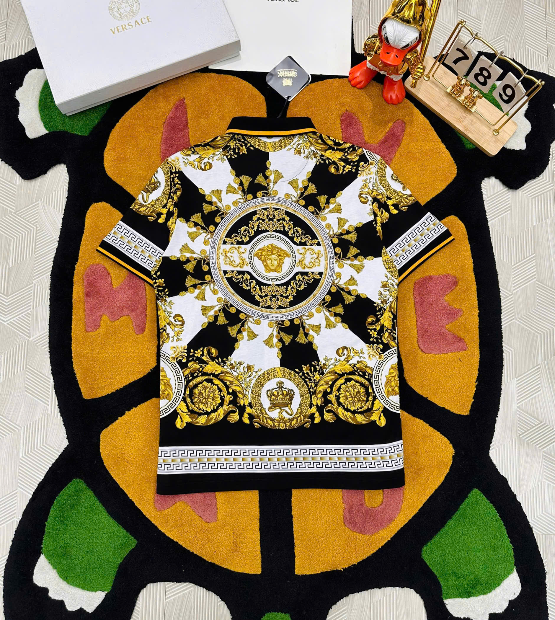 Áo Polo Versace VS Vàng Đen họa tiết Mặt Quỷ và Vương Miện Quý Tốc Like Auth 1-1 on web 48-52 MK