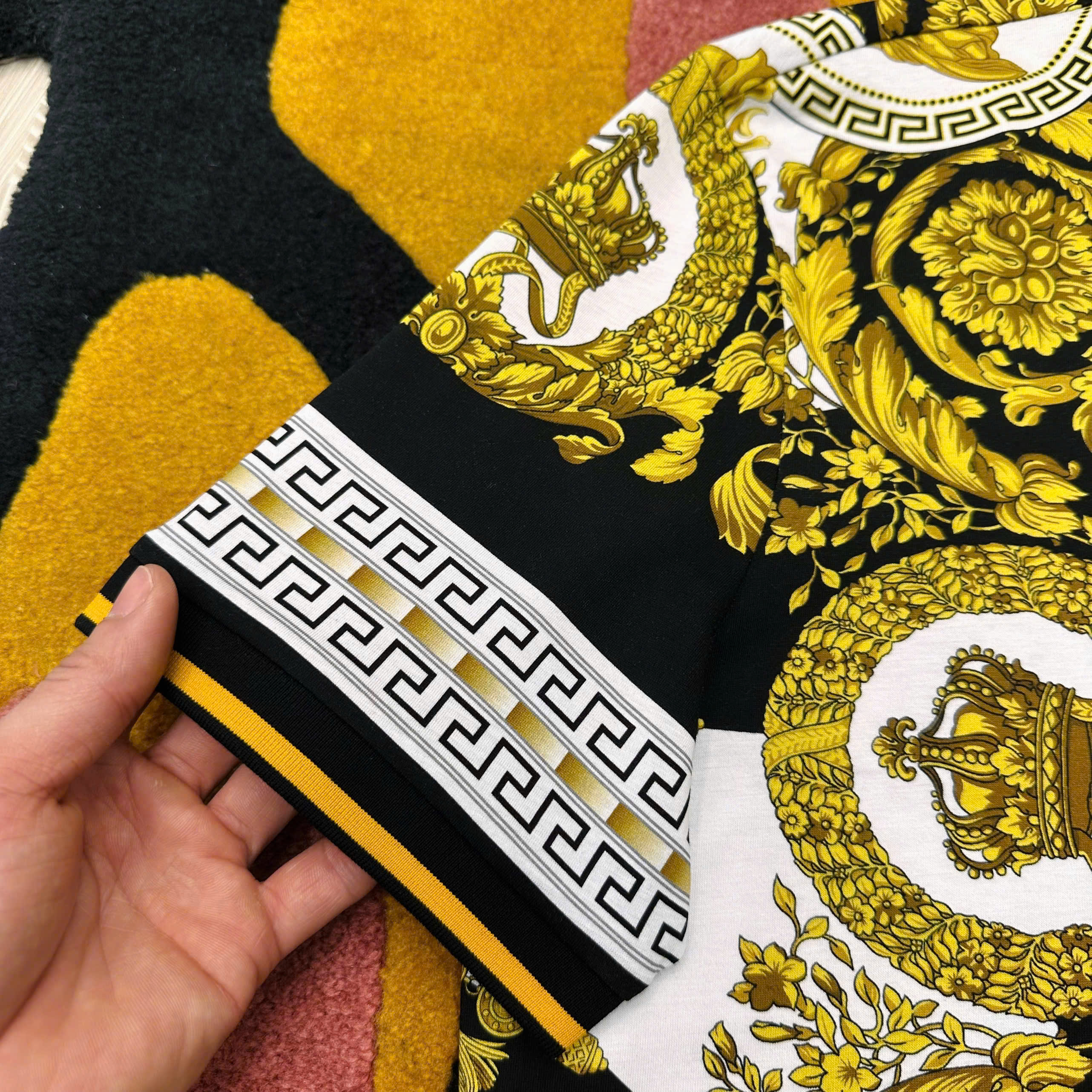 Áo Polo Versace VS Vàng Đen họa tiết Mặt Quỷ và Vương Miện Quý Tốc Like Auth 1-1 on web 48-52 MK