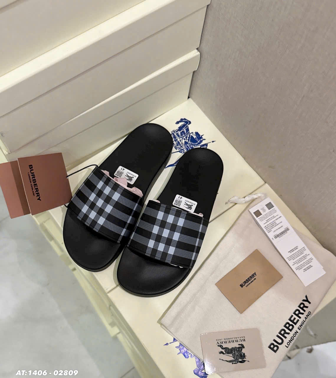 Dép lê Burberry BBR Đen kẻ sọc Đen Xám Like Auth 38-43 MK