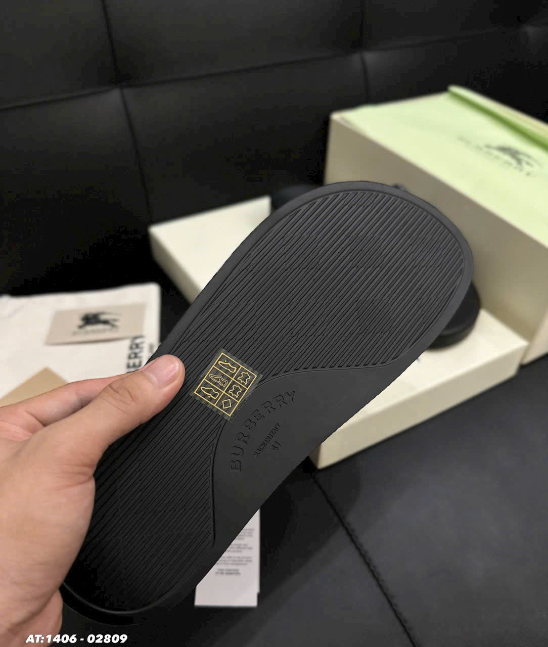 Dép lê Burberry BBR Đen kẻ sọc Đen Xám Like Auth 38-43 MK