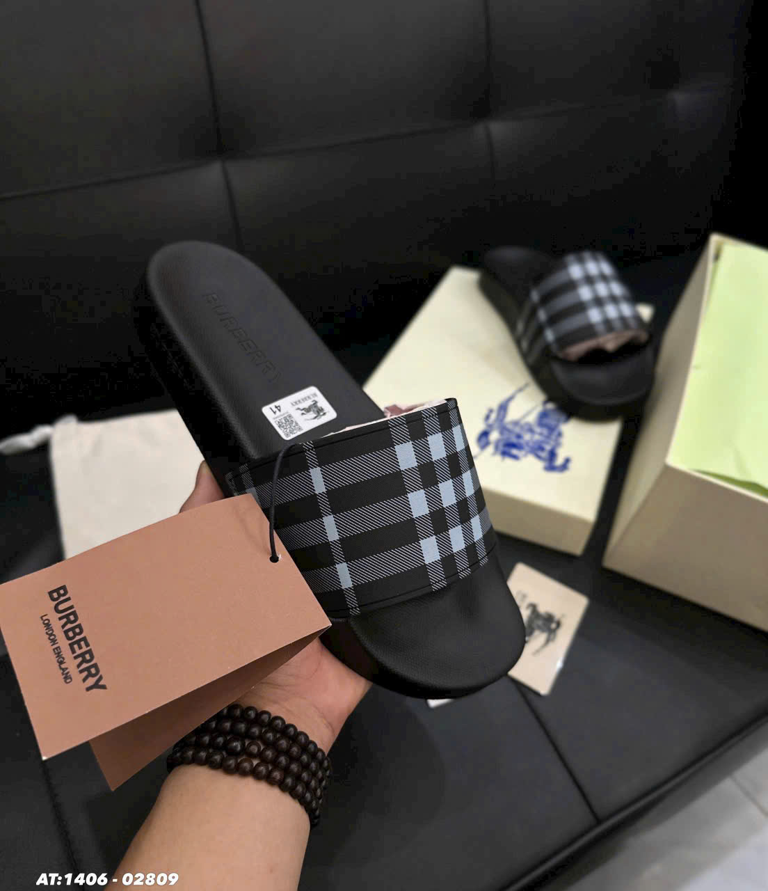 Dép lê Burberry BBR Đen kẻ sọc Đen Xám Like Auth 38-43 MK