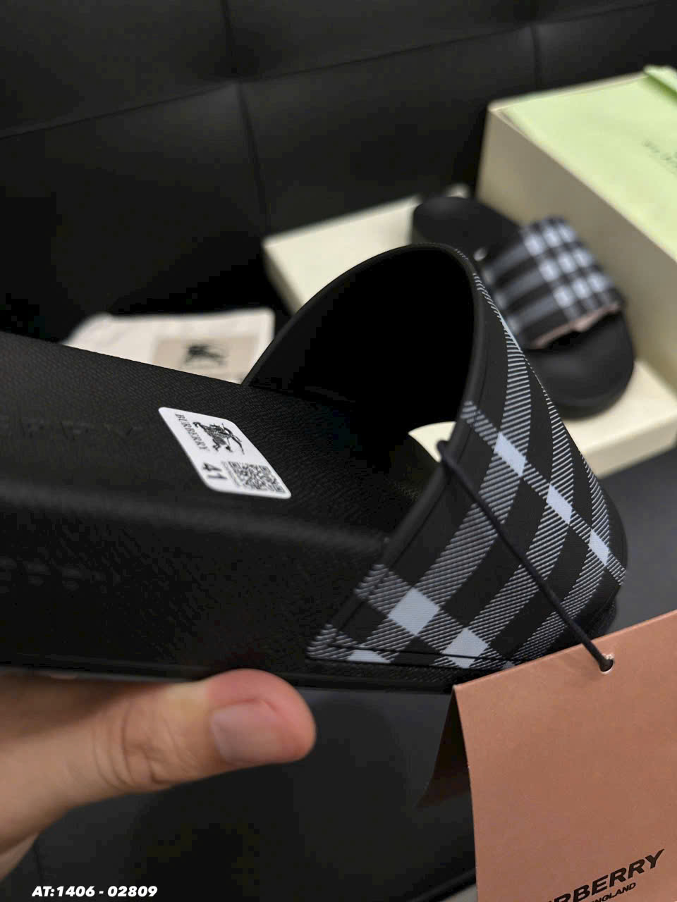 Dép lê Burberry BBR Đen kẻ sọc Đen Xám Like Auth 38-43 MK