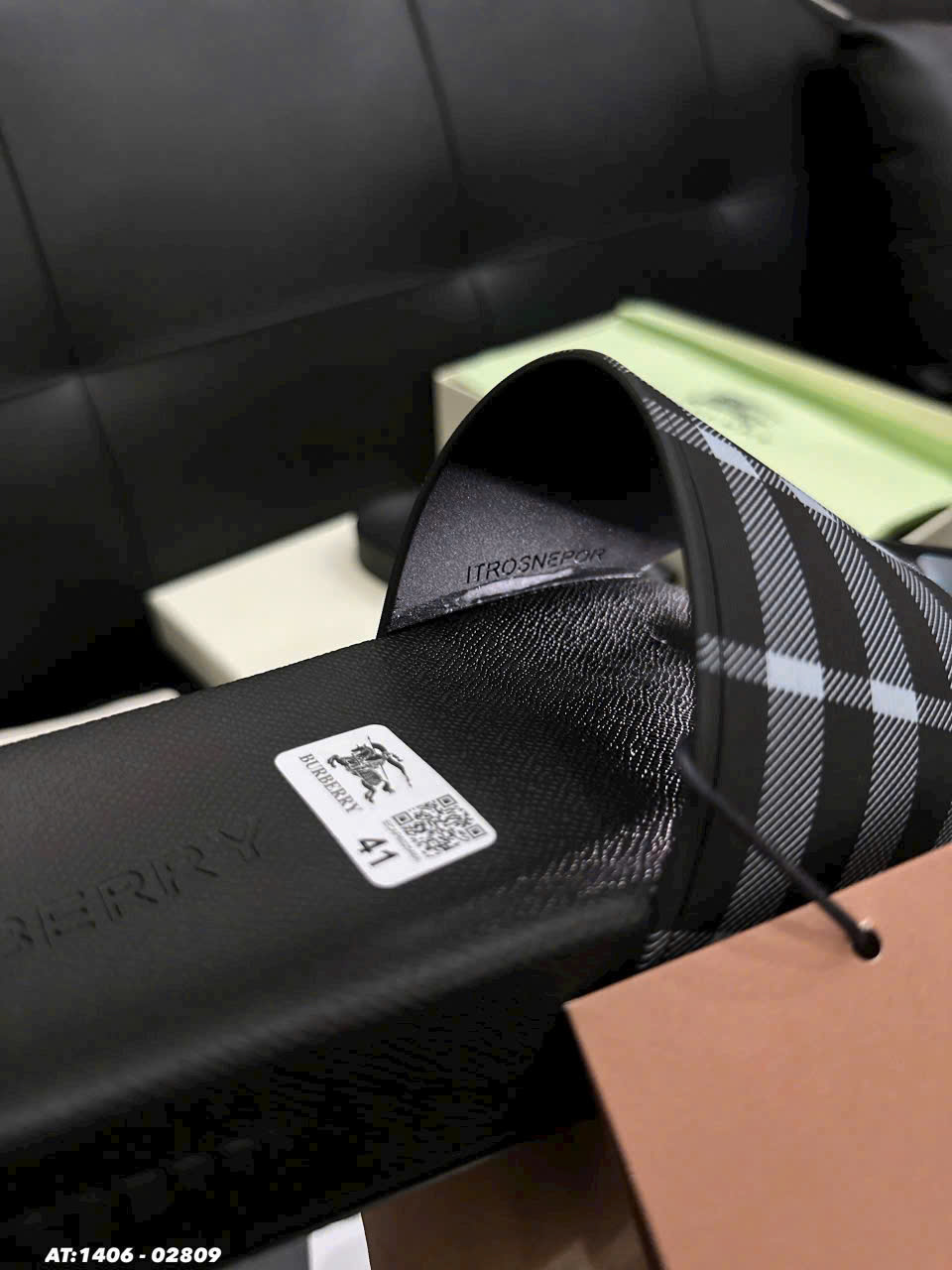 Dép lê Burberry BBR Đen kẻ sọc Đen Xám Like Auth 38-43 MK