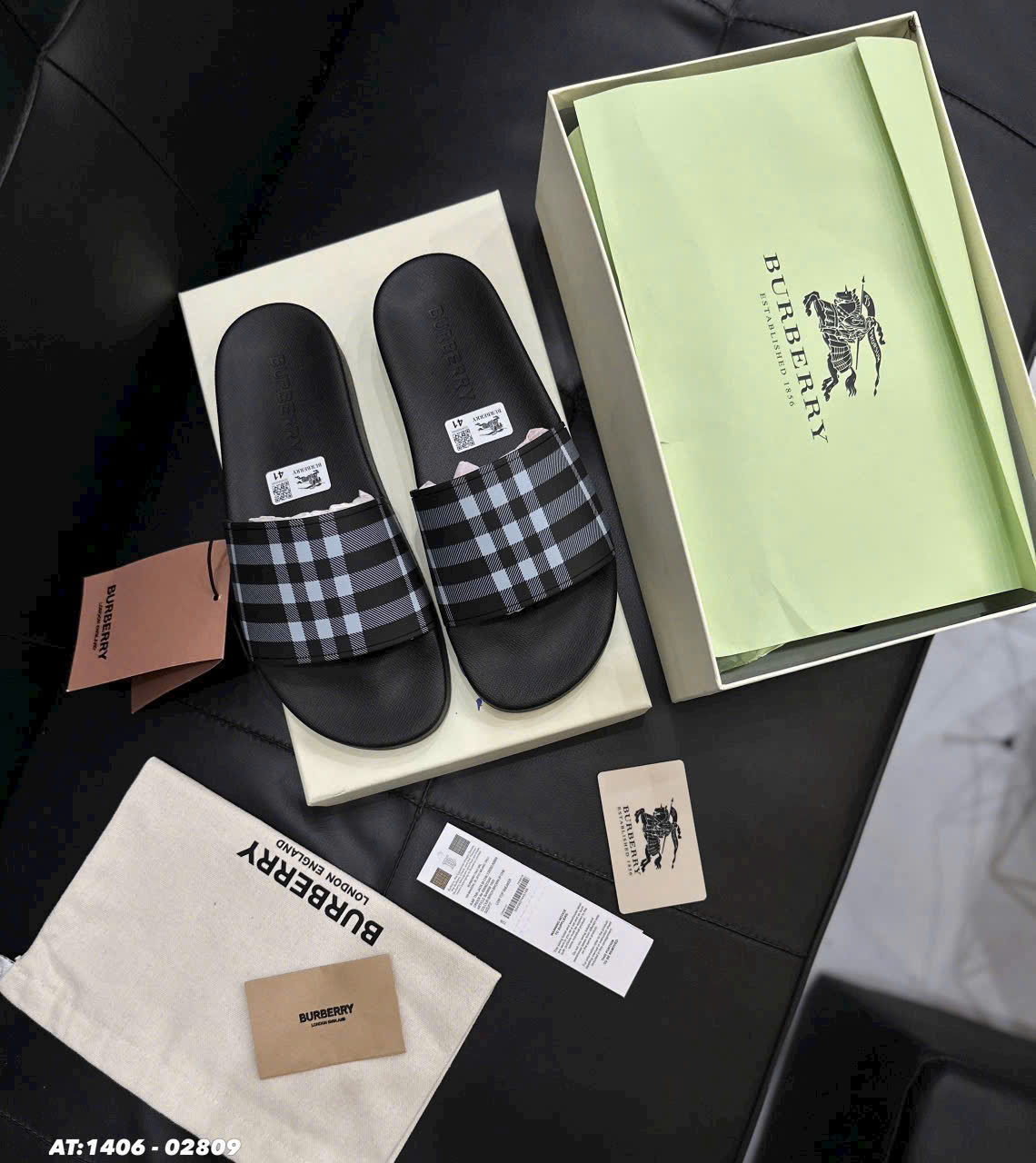 Dép lê Burberry BBR Đen kẻ sọc Đen Xám Like Auth 38-43 MK