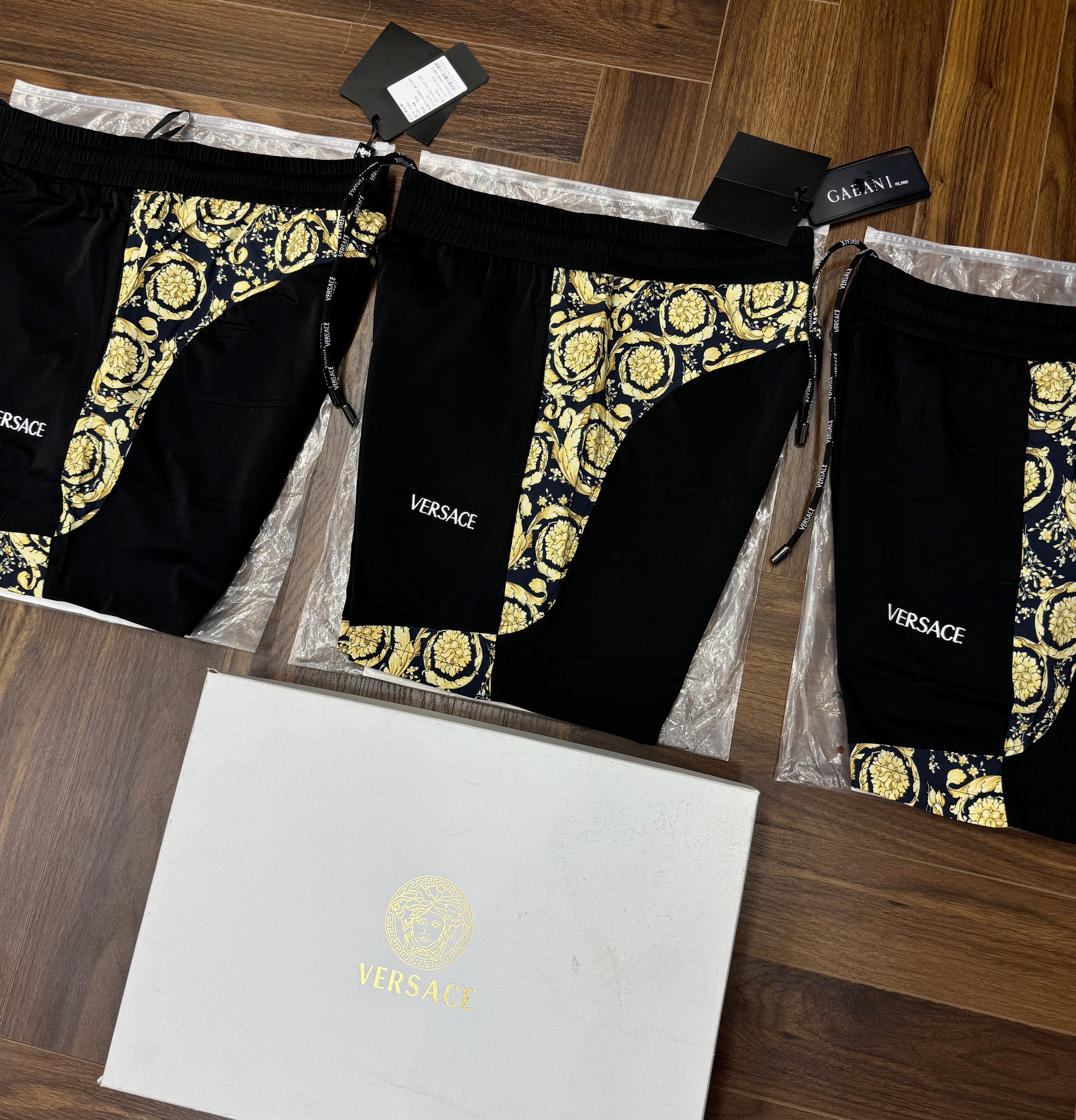 Quần short đùi gió Versace VS Đen phối Vàng họa tiết quý tộc Like Auth 44-50 CD