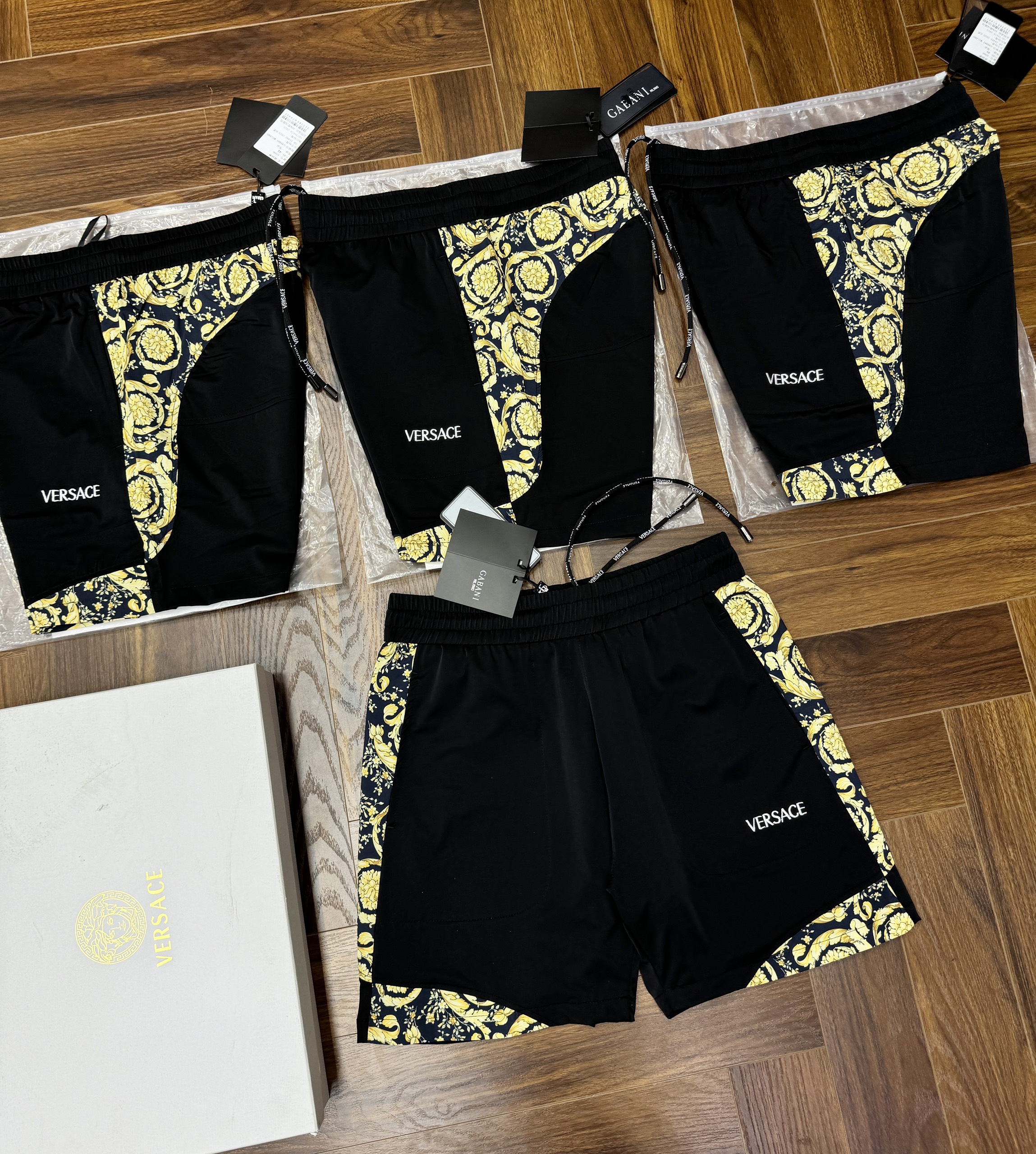 Quần short đùi gió Versace VS Đen phối Vàng họa tiết quý tộc Like Auth 44-50 CD