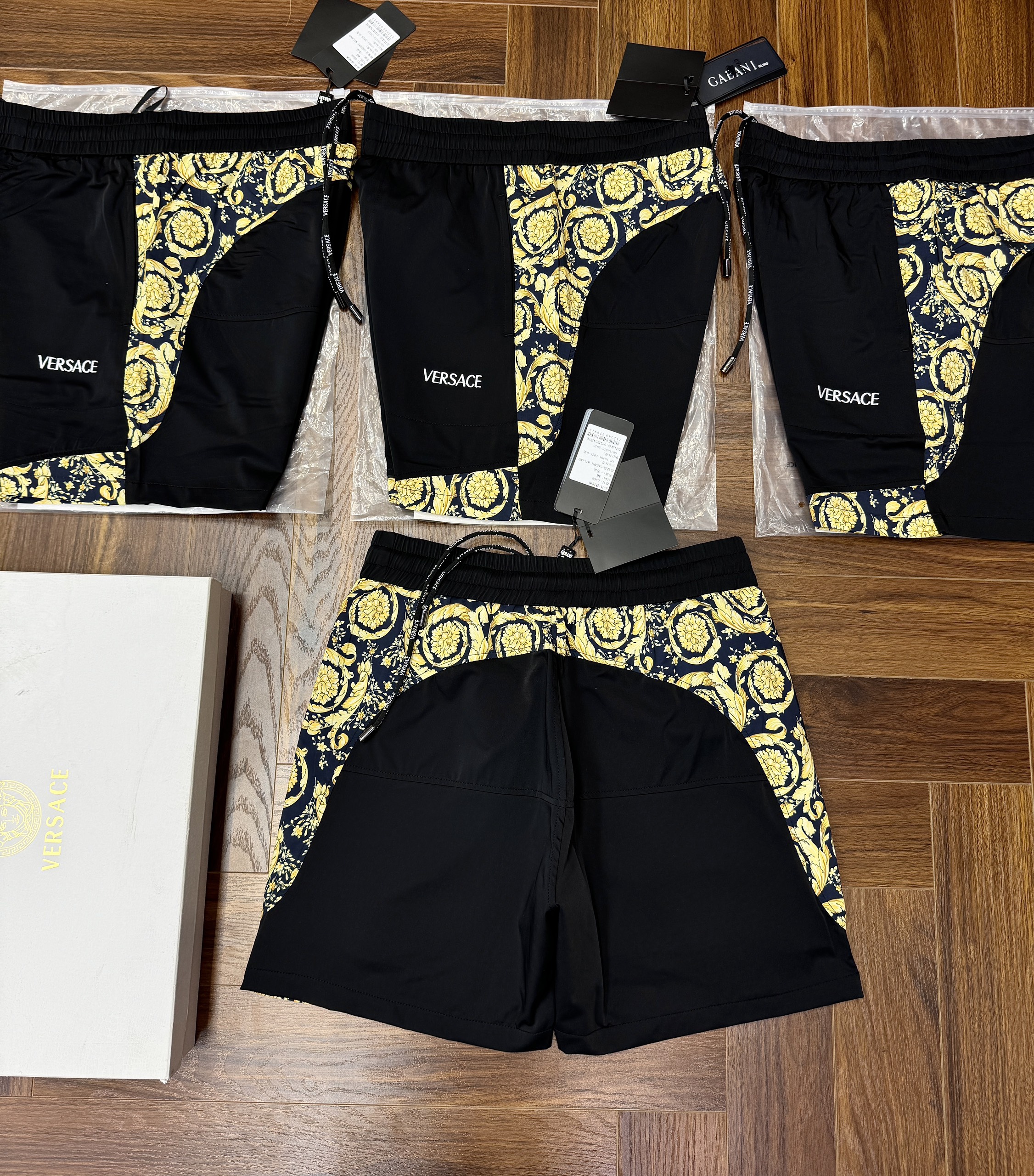 Quần short đùi gió Versace VS Đen phối Vàng họa tiết quý tộc Like Auth 44-50 CD