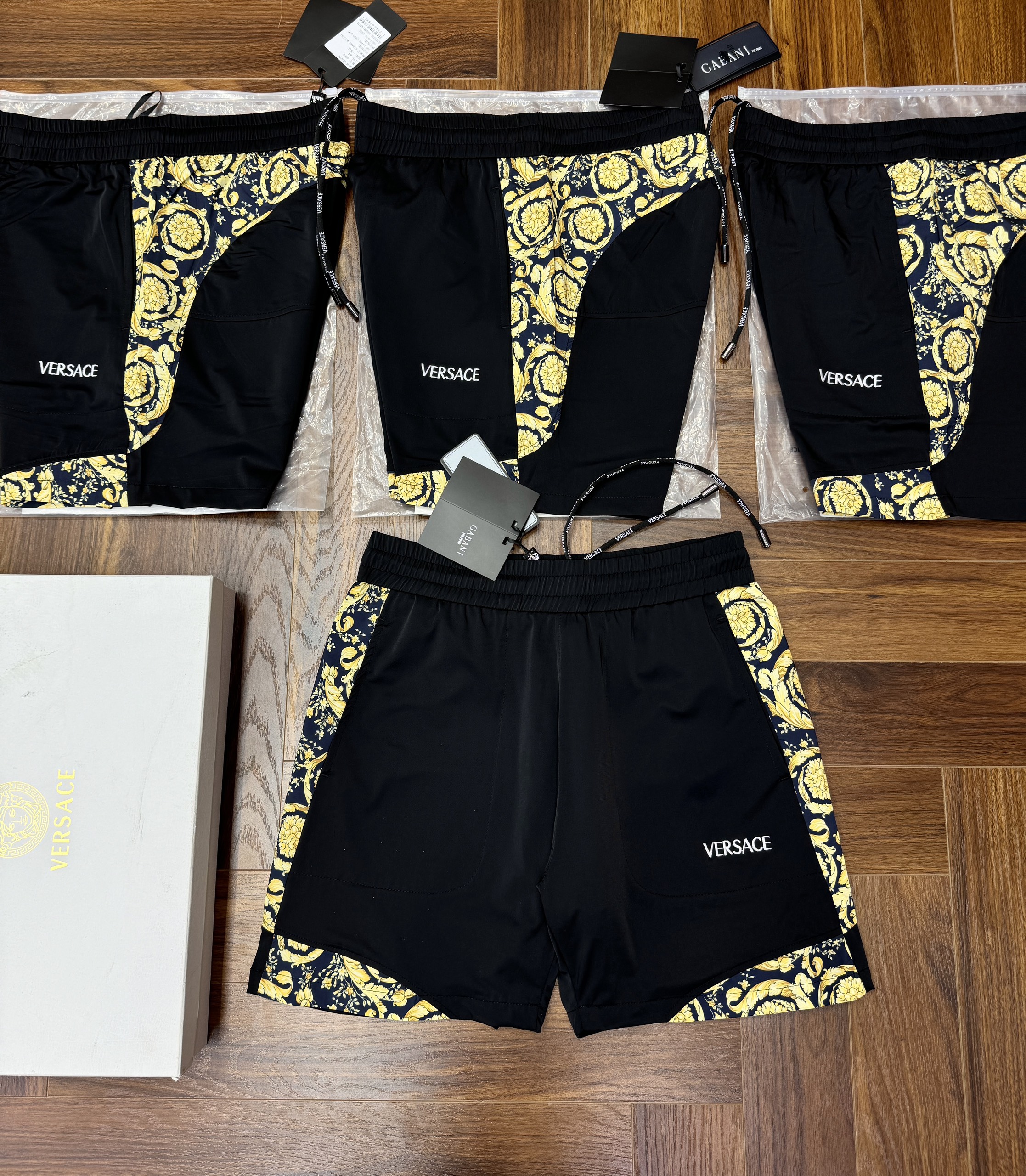 Quần short đùi gió Versace VS Đen phối Vàng họa tiết quý tộc Like Auth 44-50 CD