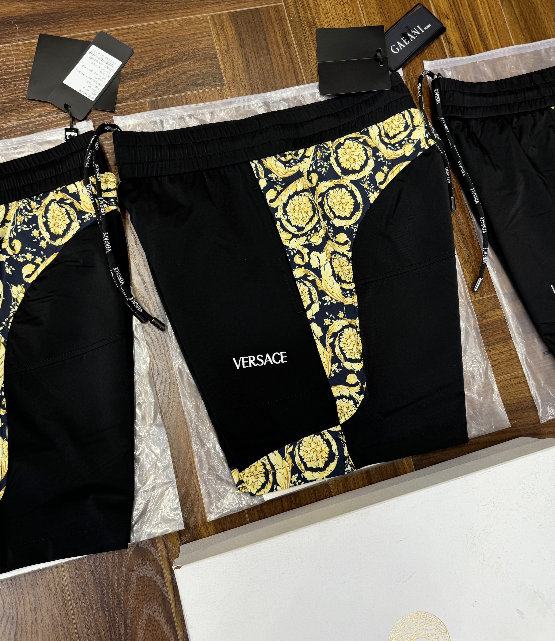 Quần short đùi gió Versace VS Đen phối Vàng họa tiết quý tộc Like Auth 44-50 CD