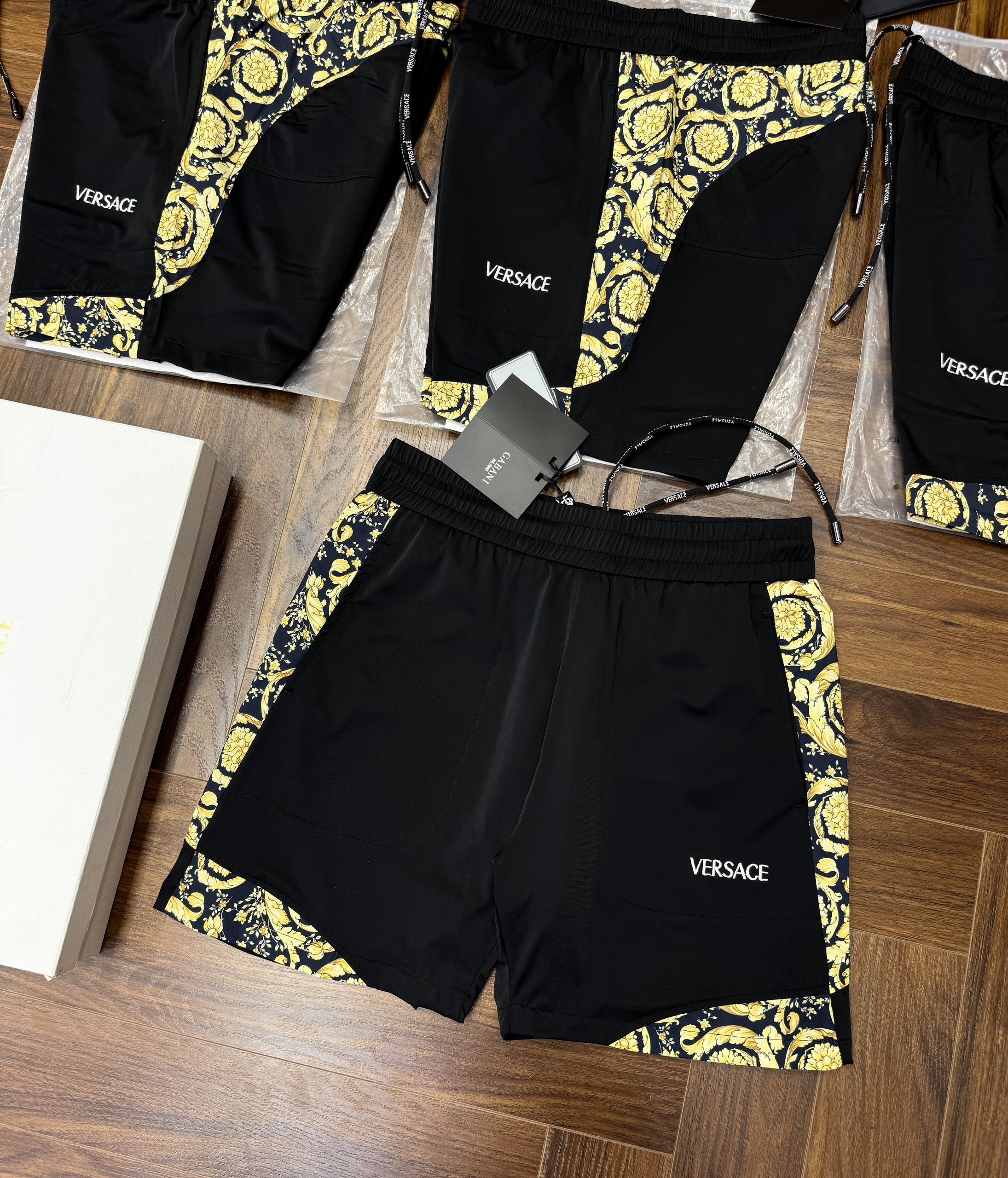 Quần short đùi gió Versace VS Đen phối Vàng họa tiết quý tộc Like Auth 44-50 CD