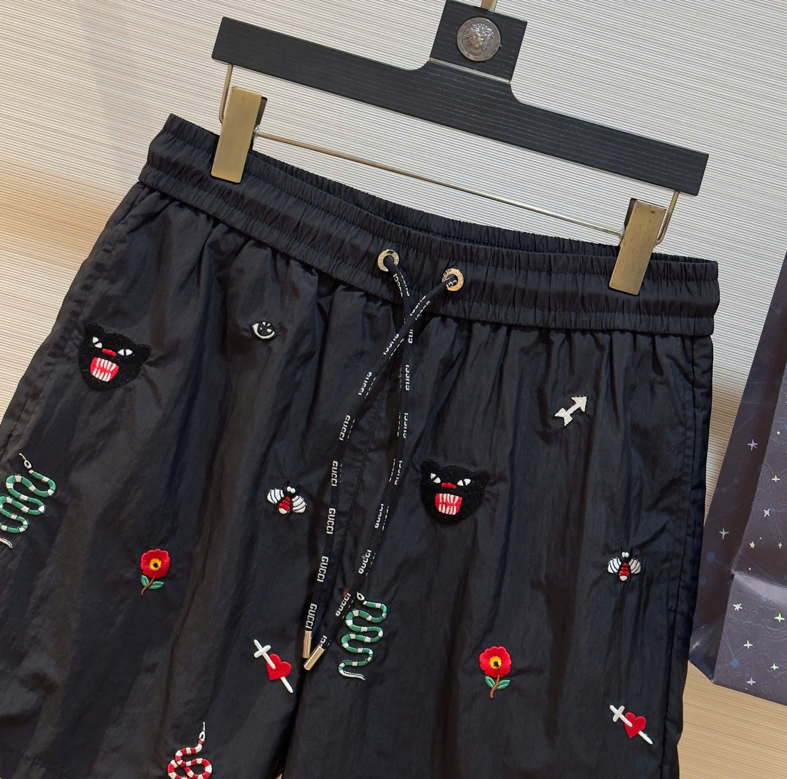 Quần short gió Gucci GC họa tiết logo thương hiệu Like Auth 1-1 on web DDT